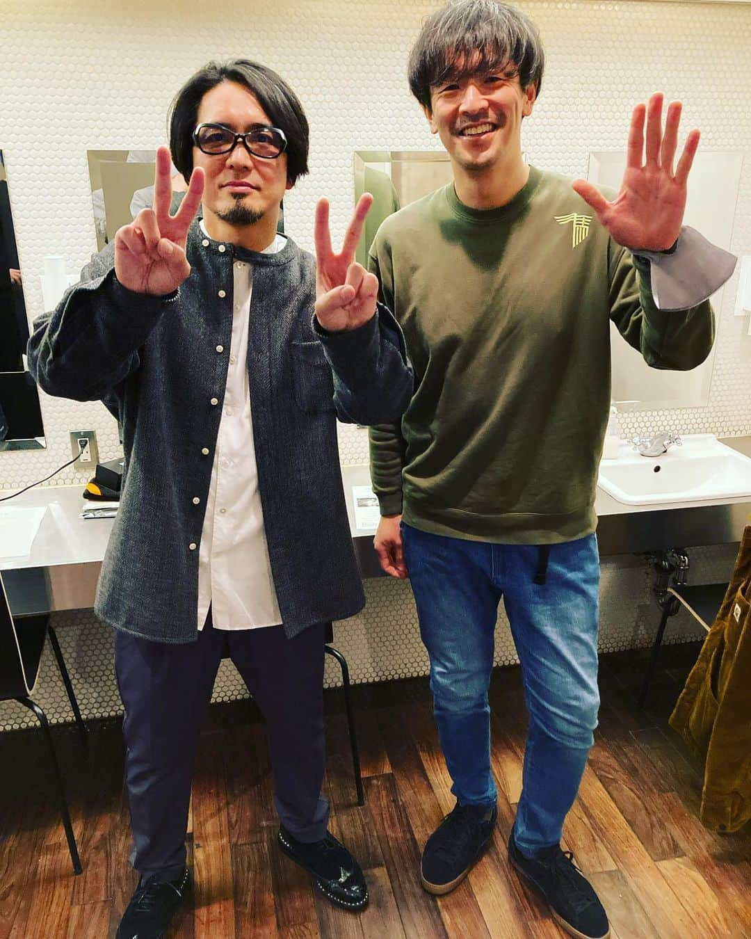 荒井岳史のインスタグラム：「お互いソロも10周年ってことでフルカワさんと旅させてもらうことになりました！  フルカワユタカ&荒井岳史  ソロデビュー10周年記念Wアコツアー  「ソロウフェロウ」  5/13(土)京都・紫明会館 5/14(日)金沢・もっきりや 5/18(木)東京・カメリアホール 5/20(土) 静岡FREAKY SHOW 5/27(土) SENDAI COFFEE 5/28(日) 栃木・ハロードリー  #フルカワユタカ #荒井岳史 #10th」