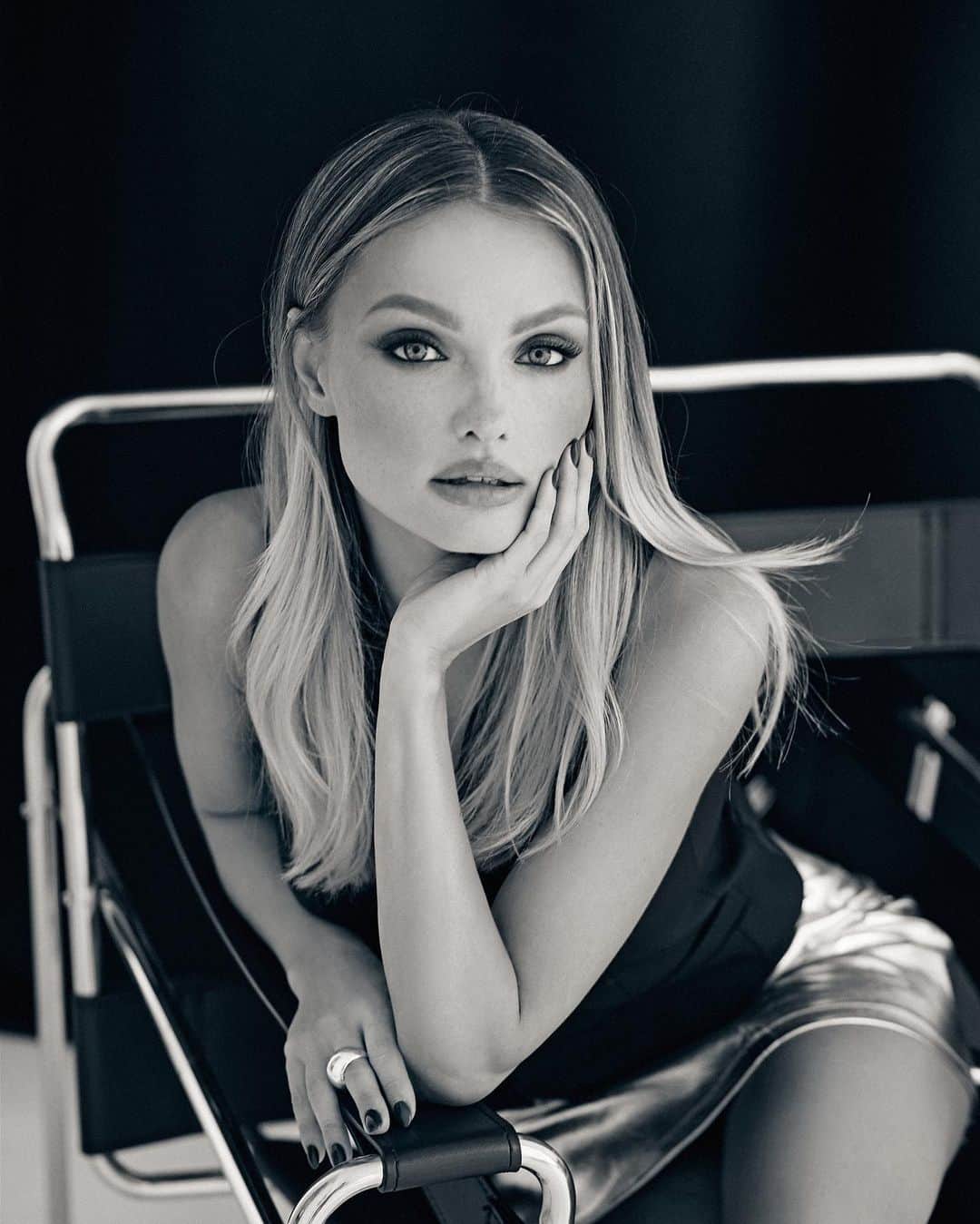 エカテリーナ・コバのインスタグラム：「🖤」