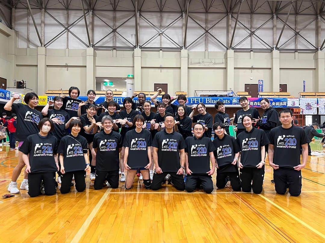 鍋谷友理枝さんのインスタグラム写真 - (鍋谷友理枝Instagram)「2023.1.29  8.9勝目🏐🏐 今週もたくさんのご声援ありがとうございました！  そして、今日230試合出場を達成することができました！ いつも支えてくれる家族、チームのみんな、そしてファンの皆様のおかげです！ 本当にありがとうございます！  これからも頑張ります！！！ ご声援よろしくお願いします☺️  素敵なセレモニーを用意してくださった事務局スタッフの皆さんありがとうございます！  #pfuブルーキャッツ  #vリーグ  #休日に紫波町でバレーボールを観るという選択  #バレーボール」1月29日 21時23分 - gyu3855