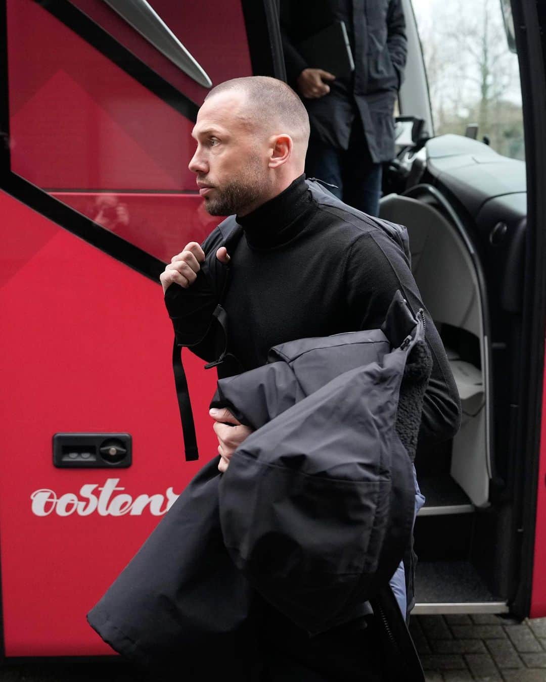 ヨニー・ハイティンハのインスタグラム：「Today’s coach: @JohnHeitinga 👊 #excaja」