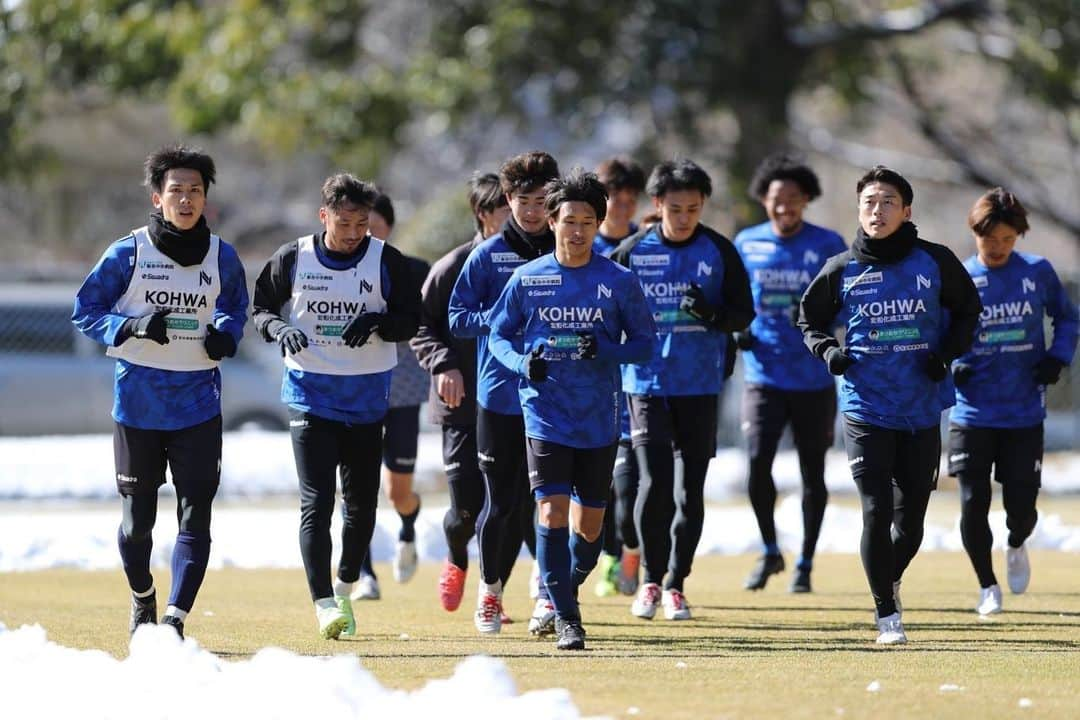 小谷祐喜のインスタグラム：「今年も下北山村でキャンプを開催させて頂きました😊  トレーニングはもちろん、雪が積もったグランドをみんなで協力しながら雪かきして整備したことやみんなで温泉にゆっくり浸かって癒されたこと、サッカー教室で下北山村の子供たちと交流できたこと、全てが最高の時間でした👍✨  #下北山村 #下北山村スポーツ公園 #きなりの郷  #奈良県サッカーの聖地 #奈良クラブ #感謝」