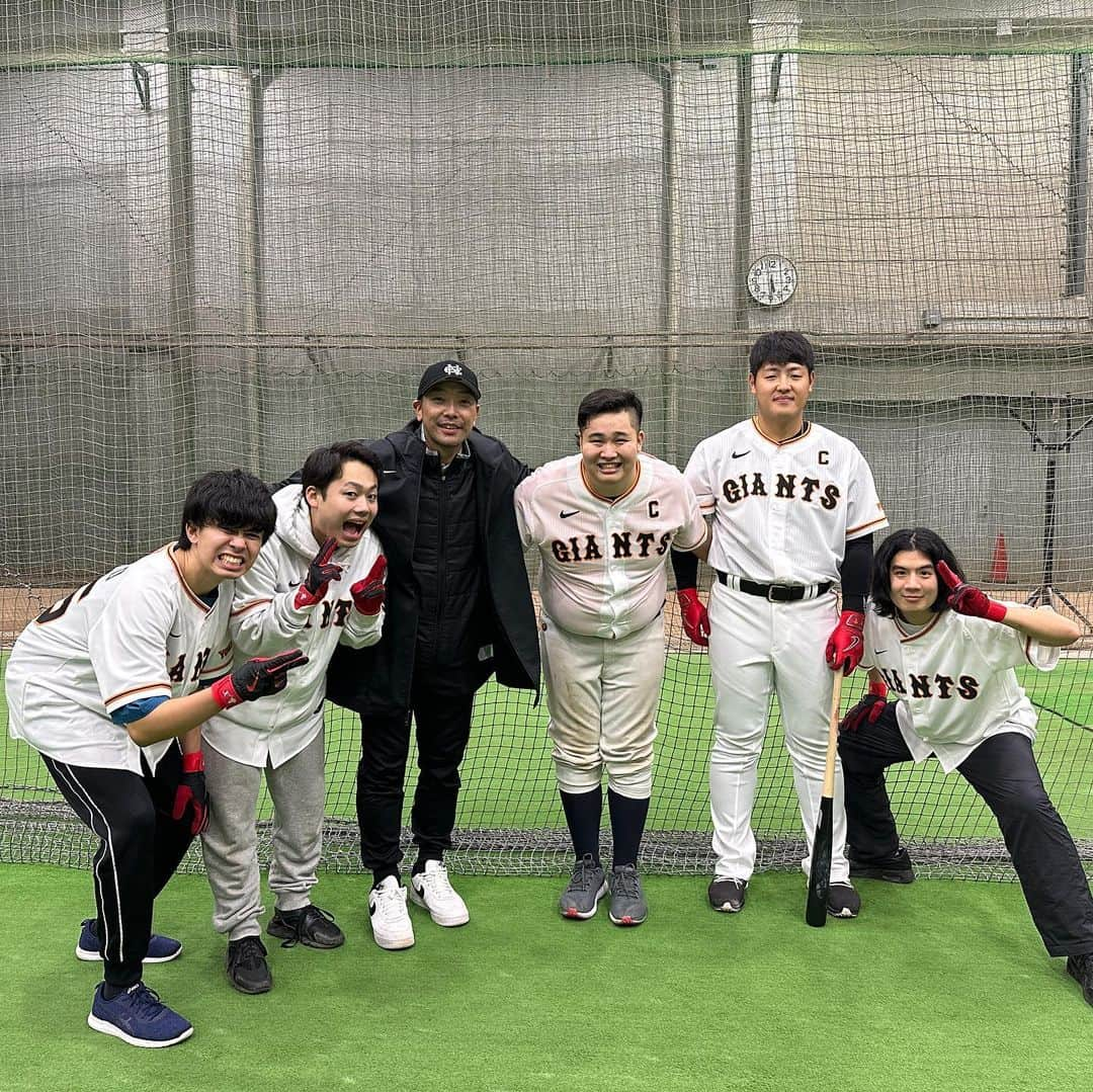 ンダホのインスタグラム：「イチローさんからの言葉を頂いて始まった 約1年間で硬式野球初心者が東京ドームでホームランを打つ企画がスタートしました‼️⚾️  読売ジャイアンツさんコラボで岡本和真選手、阿部慎之助コーチにご指導頂きました😆⚾️ 初回から豪華すぎて😭🔥🔥🔥 小さな頃から東京ドームに何度も言ってたので夢のような時間でハードな練習も笑顔で楽しめました^_^笑 登場曲に僕たちの曲を使ってくれたお礼もやっと直接伝えられて幸せでした😆  教えてもらった次の日から素振りも練習も始めたんだけど、一度諦めてしまった夢を取り戻す反動がデカくてヒイヒイしてます‼️笑  野球でも野球に限らずでも、何かをもう一度、また新たに目標や夢を叶える楽しさや気持ちやパワーを 動画を通して伝えられるようマジで頑張ります👍 YouTubeや子育てのバタバタの中でも絶対叶えてやる！ 大人の夢の逆襲のスタート🏃💪  #読売ジャイアンツ　#フィッシャーズ」