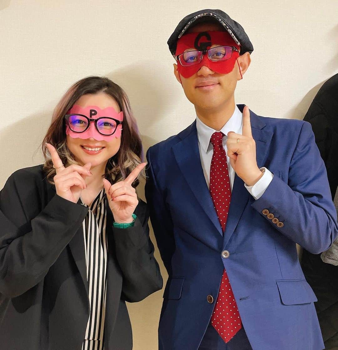 ぷりあでぃす玲奈のインスタグラム：「飯田さんのトークライブにお邪魔してきました〜🎤  共演させていただくのは もう何年ぶりだろう、、、？？🧐  『急に玲奈出てきたら面白いんじゃない？』とのことで...  出てみましたw  飯田さんは、ゲストとして、 呼び込んでくださいましたが、  油断して　隣で笑ってただけでした🤣  愉しかった💕  今日来てくださっていたお客様へ  わたし、 普段は占いしてます👍  師匠の横で、にこにこしてるだけなのは 今日だけですからね🫣  ありがとうございました😊  #ゲッターズ飯田  #トークライブ #占い」