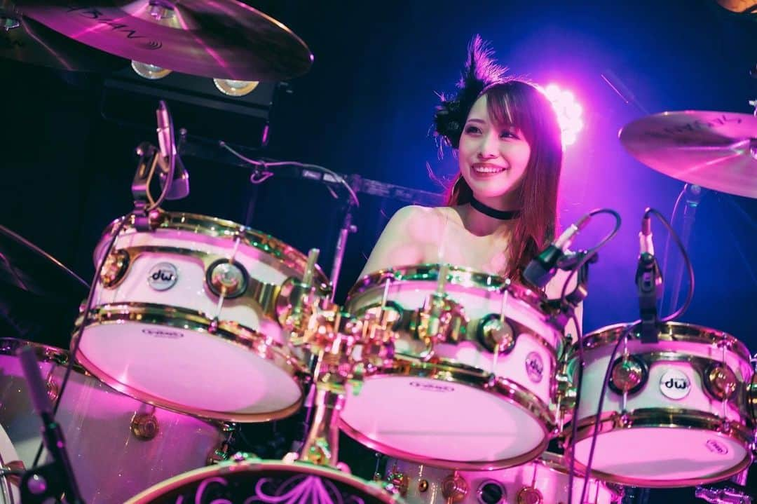 Marinaのインスタグラム：「2023.01.28 Aldious 15th Anniversary Live 2023 Winter   渋谷ストリームホール💎💎💎  Photo by @sai_cho_823   @dwdrums  @sabiancymbals  @vicfirth  @evansdrumheads   #Aldious #AldiousMarina #アルディアス #femalemusician #femaledrummer #drummer #drums #dwdrums #drumslife #drumset #drumkit #drummergirl #girlband #music #metal #rock #jrock #drumstagram #evans #instagood #vicfirth #myperfectpair」