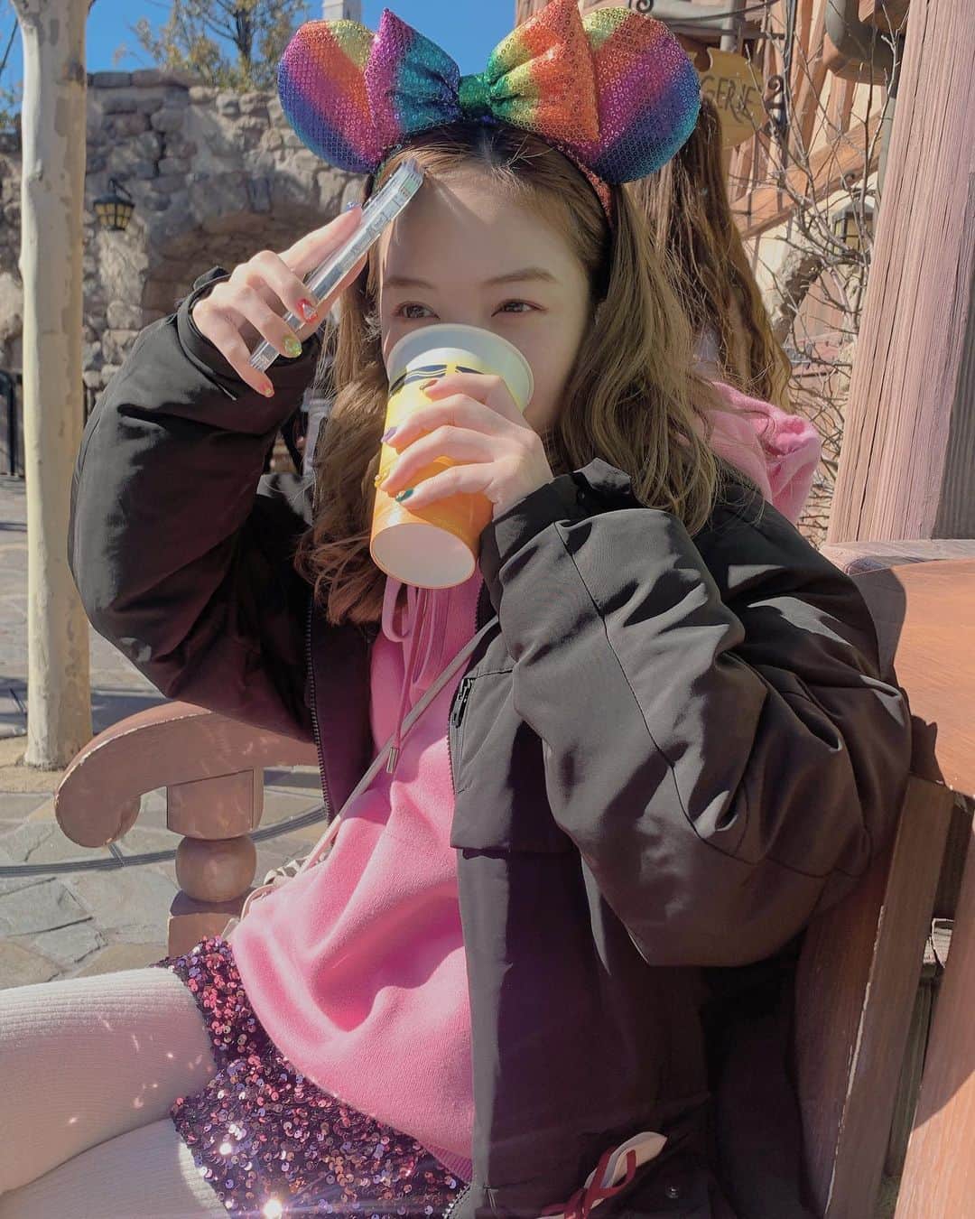 福地夏未のインスタグラム：「🎪👯‍♀️ 昨日の人ver 久しぶりすぎて格好気狂いになってた❤️‍🔥  ランドでビールが飲めることに喜びしかなかったな、、 水分補給ビールとワインだけだった☺️🫶  _ #disneyland #tokyodisneyland #ディズニービール #最高 #色合いきちがい」