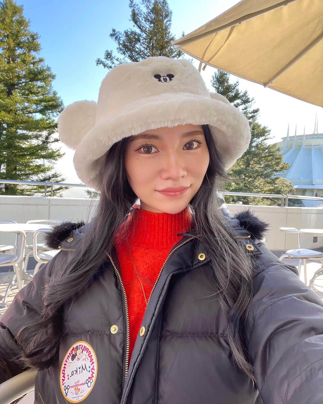 金子実加のインスタグラム：「🧏🏻‍♀️どうしても耳つけたくて、 友達に頼み込んで… これなら🆗との事で😂 この帽子にした👒 かわいい〜😍温かい〜✨ カイロ3枚貼り🙏🏻🤍✨  #disney #disneyland #disneygoods #ディズニーランド #ディズニーグッズ #ディズニー好きな人と繋がりたい #ディズニーコーデ #ミッキー #帽子 #誕生日ディズニー #happy #耳 #グッズ #disneygram #防寒」