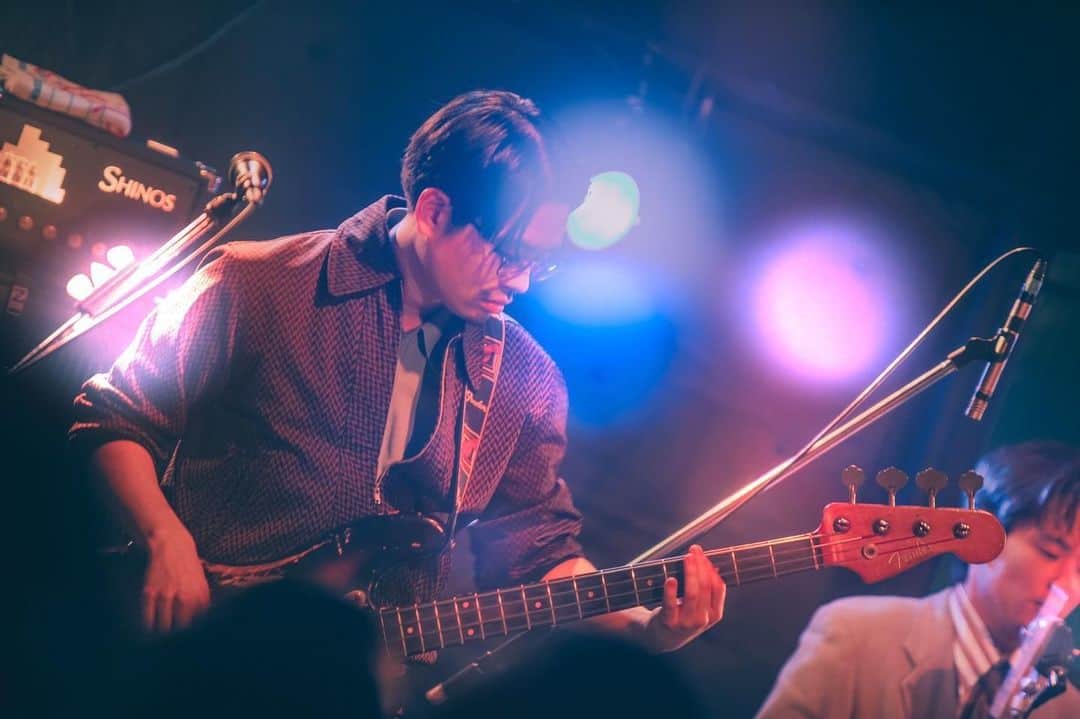 ハマ・オカモトのインスタグラム：「🎸  OKAMOTO'S LIVE TOUR2023 Flowers 4本目、HEAVEN'S ROCK宇都宮 VJ-2公演終わりました。  地物を、、と思い買った店が東京から出店していたと知りひっくり返りましたが、それも含めて良いでしょう。 終わりに向かってみなさんのリミッターが外れていくのがよくわかるライブでした、ありがとう！  📷: @muratantan0111」