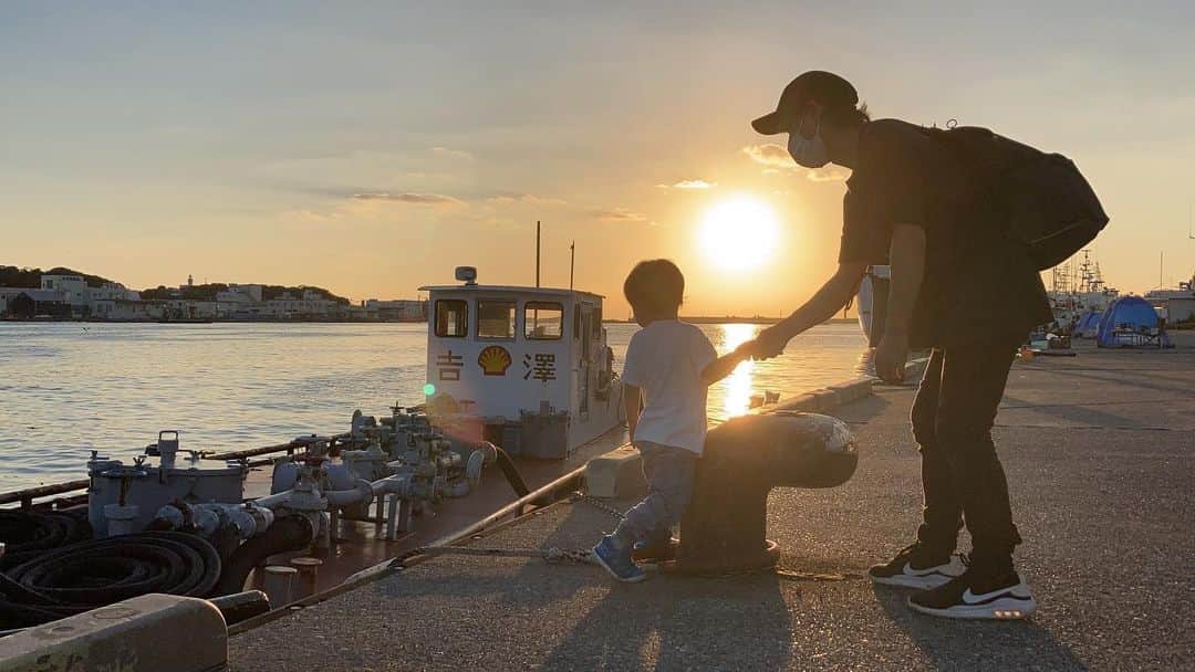 佐藤みゆきのインスタグラム：「【出演情報】 TBS系 火曜ドラマ「夕暮れに、手をつなぐ」 第3話に出演いたします。 2023年1月31日(火)22時～  https://www.tbs.co.jp/yugure_tbs/  第一話の始まり方、非常にときめきました… エンディングのダンスも良いですよねえ…  ホームページには脚本の北川悦吏子さんのインタビューも。ドラマを観てから読むとさらに楽しめます◎是非そちらも併せておたのしみください！  写真は、 三崎の夕暮れに手をつなぐ いつかの息子氏と夫氏。」