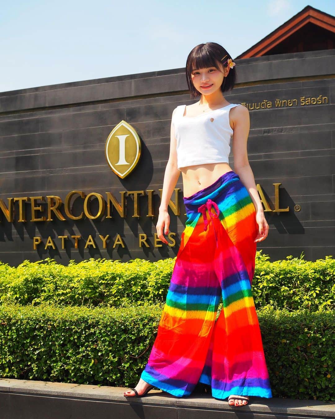 みもれもんのインスタグラム：「Hello~🍋🌈When I came to Pattaya for the first time~, I stayed at the Intercontinental Hotel~🥳🥳Today I'm wearing Thai pants I want to enjoy Thailand with a traditional feeling🐯🌈  こんにちは〜🍋🌈 初めて来たパッタヤ〜は インターコンチネンタルホテルに 宿泊したよ〜🥳🥳  過ごしやすくてポケポケしてたら あっという間に時間が 過ぎちゃいましたねぇ🏝🫶  (お部屋の様子とかは またリールで紹介するね❣️)  今日はタイパンツを履いて トラディショナルな気持ちで タイを楽しもうと思います🐯🌈  #タイ #Pattaya #pattayathailand #みもれもん#Mimolemon #japanesegirl #黒髪 #ショートヘア#ボブ #人像攝影 #粉我 #日本女孩  #japan #portrait  #Thailand #Bangkok #fantia #intercontinental」