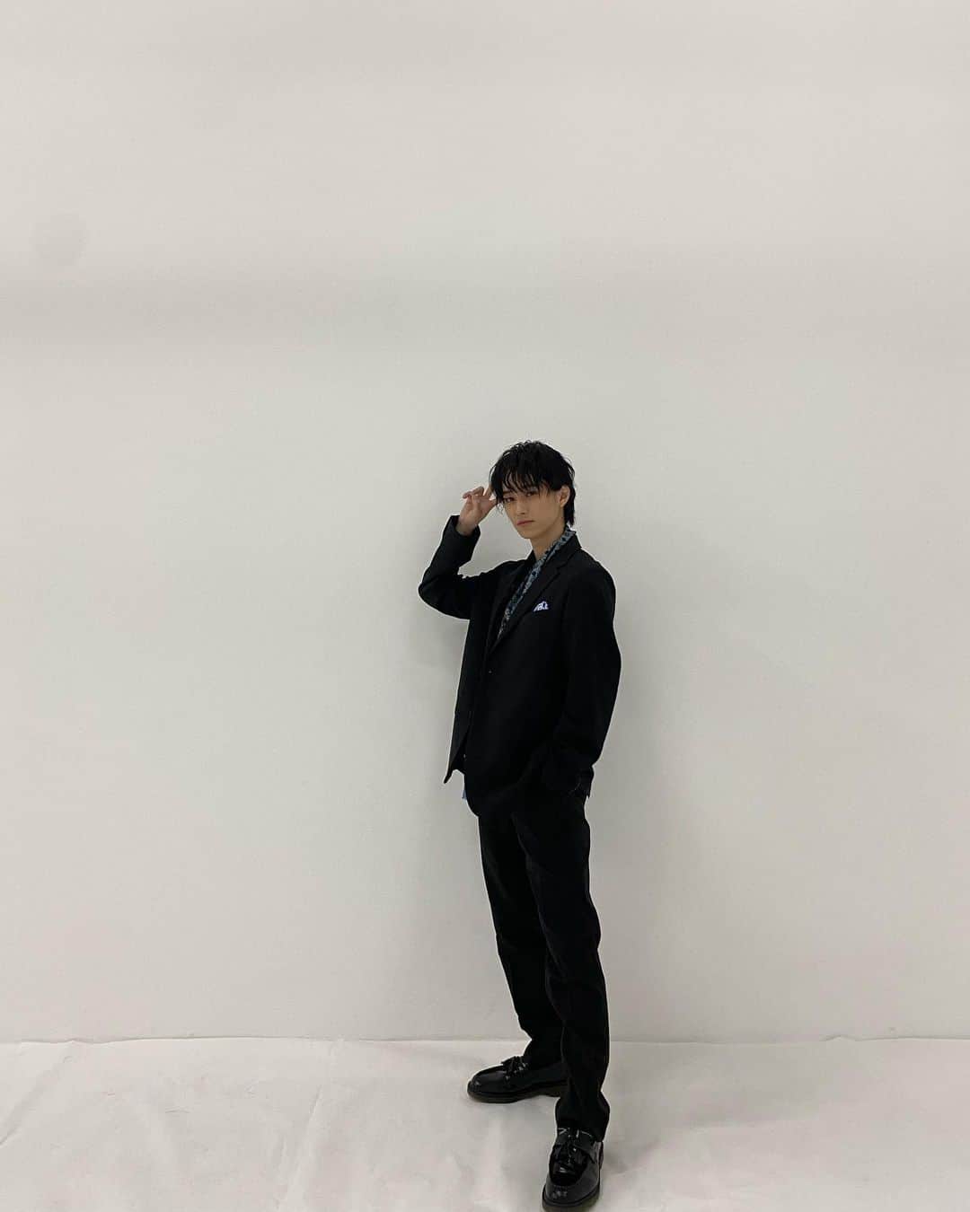 のインスタグラム：「くろかみー  #スーツ #😻」