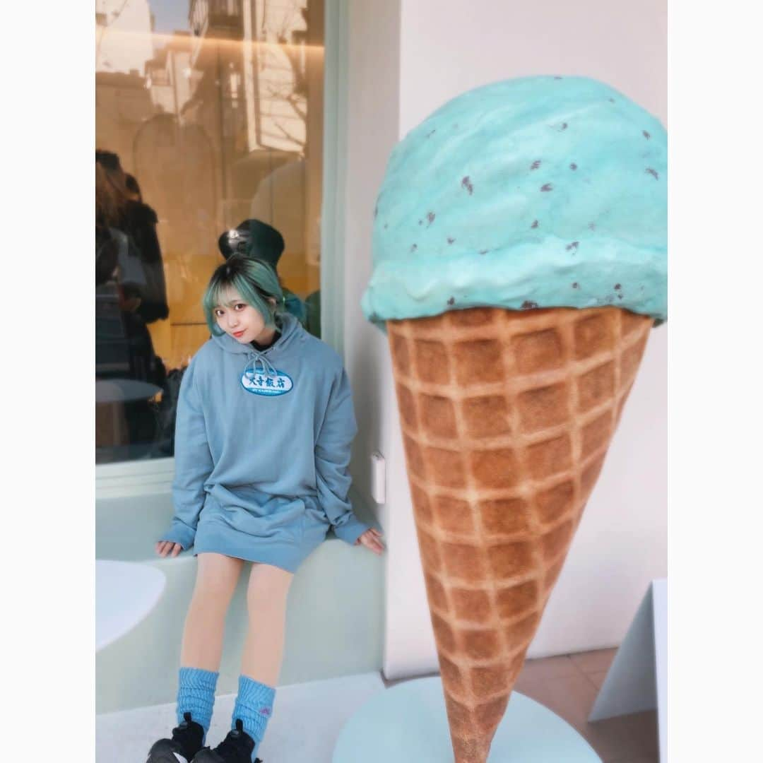 火寺バジル（魔法少女になり隊）のインスタグラム：「🍨 . . . . . #バジアイス　#バジコーデ　#ootd #ルーズソックス #私服 #私服コーデ　#派手髪 #カフェ巡り #アイス #ヴィーガンカフェ #cafe #カフェ#清澄白河カフェ #ストリートファッション」