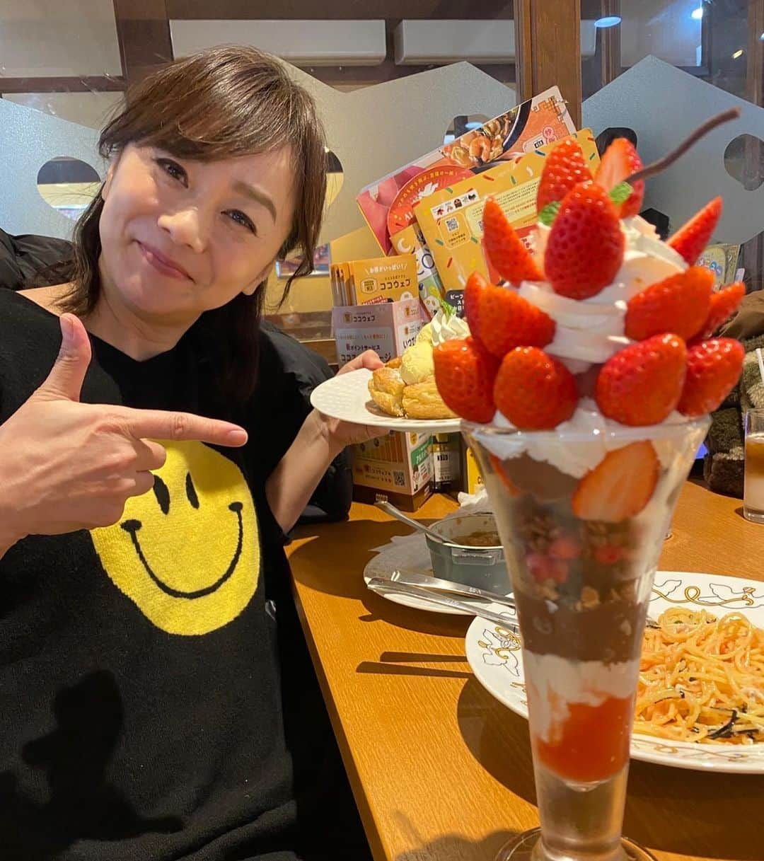 木佐彩子のインスタグラム：「Fulfilling Week🤩🤩🤩  週前半はお仕事モードでバタバタでしたぁ😂😂😂 年末年始ゆっくりしたからか加齢からか😅暗記力がこの日は下降気味で自分に"喝"👊を入れる為にいちご🍓パフェを👍👍👍 きっと良く出来ていたらご褒美いちご🍓パフェ👍とかいってどちらにしろ食べてましたが😜😜😜しかしファミレスメニューはカラフルで楽し過ぎて危険ですね🙄🙄🙄甘辛法則で止まらなくなっちゃいました🤣🤣🤣  次の日の収録ではニュージーランド出身のジェシカに日本の伝統武道の弓道を教わりましたぁ😃😃😃ジェシカに射法八節とは何かを教えて頂き、八節を八寸と言い間違える私に優しく"お料理ではありません"と正してくれましたぁ😂😂😂  週後半は弾丸で温泉♨️へ〜 大好きな仲間とたくさん食べて呑んで笑って緩んできましたぁ😍😍 オンオフ上手に切り替えて今週も参りましょう👍👍👍」