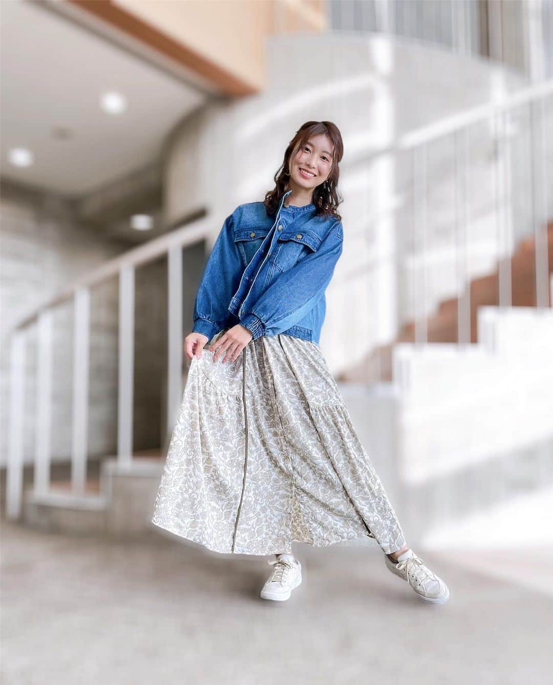 木村那津美のインスタグラム：「*° 1/28ちぐまや家族  私の担当は おかわりレストラン🍽 これはまた後日シェアします⸜(*ˊᵕˋ* )⸝‬  ゲレンデが溶けそうな ₹˝ｬʓ2人の中継に、  出荷最盛期を迎えた寒漬け、 ニューオープンの運動スポットなど 盛りだくさんでした！  個人的には、 いつもサラッとなんでもこなせる 体幹強めの雷ちゃんが トランポリンで 京様にしてやられてる ちょいダサな姿はなんだか スッキリしました🤣笑笑  ------- ちぐまや家族plus @chigumaya_kazoku   きょうの衣装 @boujeloud_yamaguchi   #ちぐまや家族 #山口県 #今週の衣装 #ブージュルード#outfit #ootd  #ワンピース #デニムジャケット  #トレンドは大きめらしい  #ビッグシルエットコーデ   #30代コーデ#ヘアメイク#木村那津美 #アナウンサー」