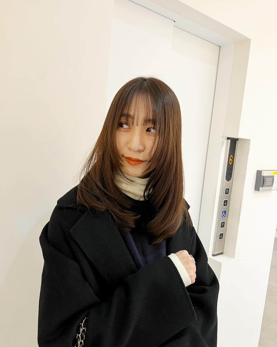 鈴木優美 さんのインスタグラム写真 - (鈴木優美 Instagram)「#newhair #💇‍♀️  気づけば2年ぶりの @yasuteru213 のところへ😍🙏 いまだに私の写真を持って行ってくださる方がいらっしゃると聞き、嬉しい限りです❣️ かわちゃんはいつもニュアンスのあるトレンドヘアを提案してくれて、さらに扱いやすくしてくれる❤️‍🔥 この2年カットだけは他で毛先を切る以外してなかったのです🙆‍♀️ 顔まわりにレイヤーを入れて柔らかい動きを出してもらいました✨ . かわちゃん得意のあざと可愛い作撮りをサクッとしながら髪綺麗にしてもらいました👀笑(これも2年ぶり) 最後の写真、帰り際😂 #おちょぼ口 (私いつもこんな素なのかな)などツッコミどころもありますがとにかくおすすめ！雰囲気変えたいなどイメチェンの際にはぜひかわちゃんのところへ行かれてください🔥 絶対可愛くしてもらえますよー🫶 . ※ 明るさを上げただけなので、クマさんいますがお許しください🧸 そして写真のセレクトもいつもダメ出しもらうのだけど大丈夫かな😂笑 . . . . . . . #nok #ノク #銀座 #美容院 #ロングヘア #ヘアカット #ヘアカラー #あざとかわいい #小顔ヘア が #得意 #あざとい系女子 #ニュアンス #かわちゃん #サロンモデル #サロモ #ヘアモデル #作品撮り #久しぶり #笑 #いつもありがとう #ノーフィルター #加工なし #30代ヘアスタイル #30代ママ #2児ママ」1月29日 15時35分 - yumi_kakiuchi