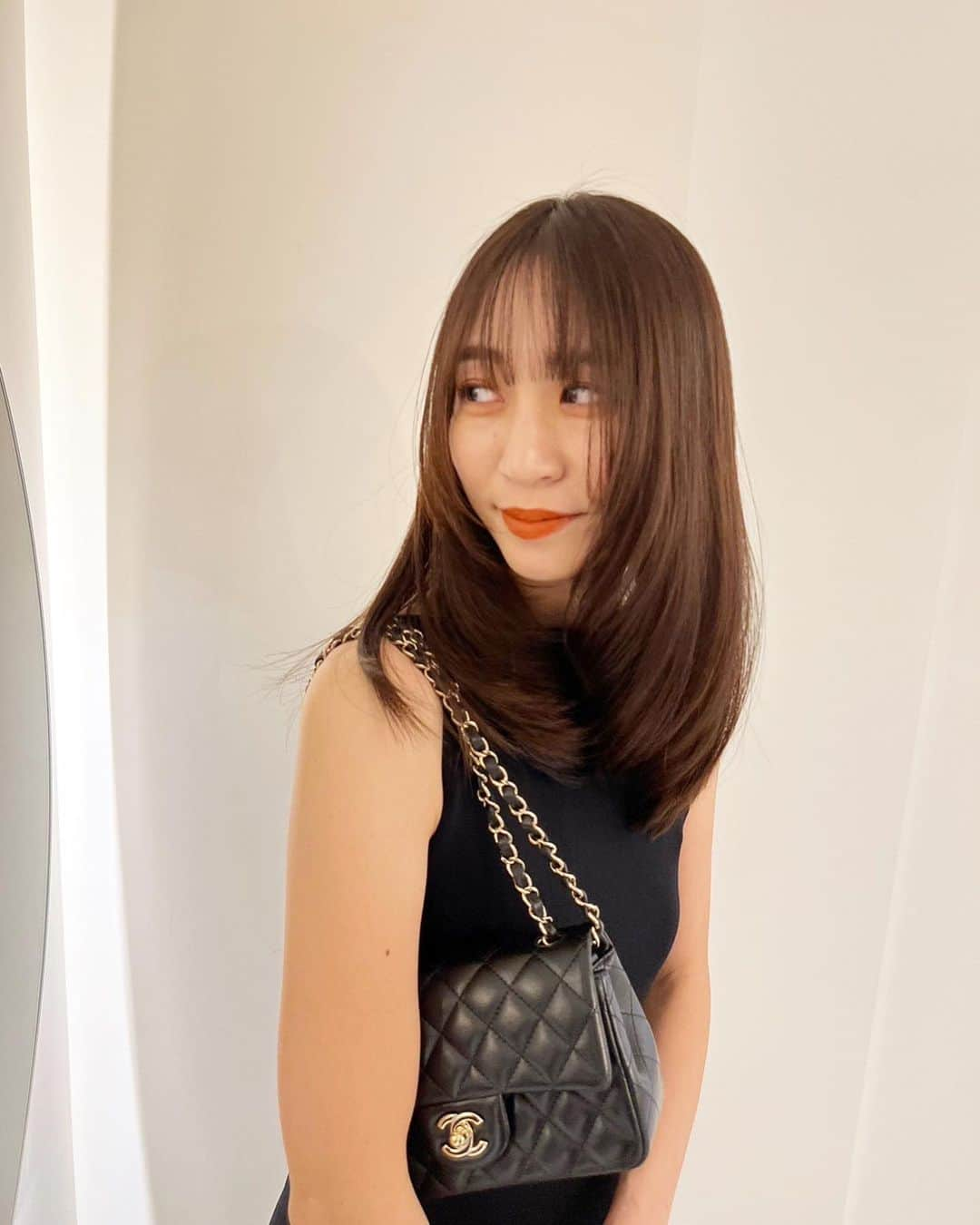 鈴木優美 さんのインスタグラム写真 - (鈴木優美 Instagram)「#newhair #💇‍♀️  気づけば2年ぶりの @yasuteru213 のところへ😍🙏 いまだに私の写真を持って行ってくださる方がいらっしゃると聞き、嬉しい限りです❣️ かわちゃんはいつもニュアンスのあるトレンドヘアを提案してくれて、さらに扱いやすくしてくれる❤️‍🔥 この2年カットだけは他で毛先を切る以外してなかったのです🙆‍♀️ 顔まわりにレイヤーを入れて柔らかい動きを出してもらいました✨ . かわちゃん得意のあざと可愛い作撮りをサクッとしながら髪綺麗にしてもらいました👀笑(これも2年ぶり) 最後の写真、帰り際😂 #おちょぼ口 (私いつもこんな素なのかな)などツッコミどころもありますがとにかくおすすめ！雰囲気変えたいなどイメチェンの際にはぜひかわちゃんのところへ行かれてください🔥 絶対可愛くしてもらえますよー🫶 . ※ 明るさを上げただけなので、クマさんいますがお許しください🧸 そして写真のセレクトもいつもダメ出しもらうのだけど大丈夫かな😂笑 . . . . . . . #nok #ノク #銀座 #美容院 #ロングヘア #ヘアカット #ヘアカラー #あざとかわいい #小顔ヘア が #得意 #あざとい系女子 #ニュアンス #かわちゃん #サロンモデル #サロモ #ヘアモデル #作品撮り #久しぶり #笑 #いつもありがとう #ノーフィルター #加工なし #30代ヘアスタイル #30代ママ #2児ママ」1月29日 15時35分 - yumi_kakiuchi