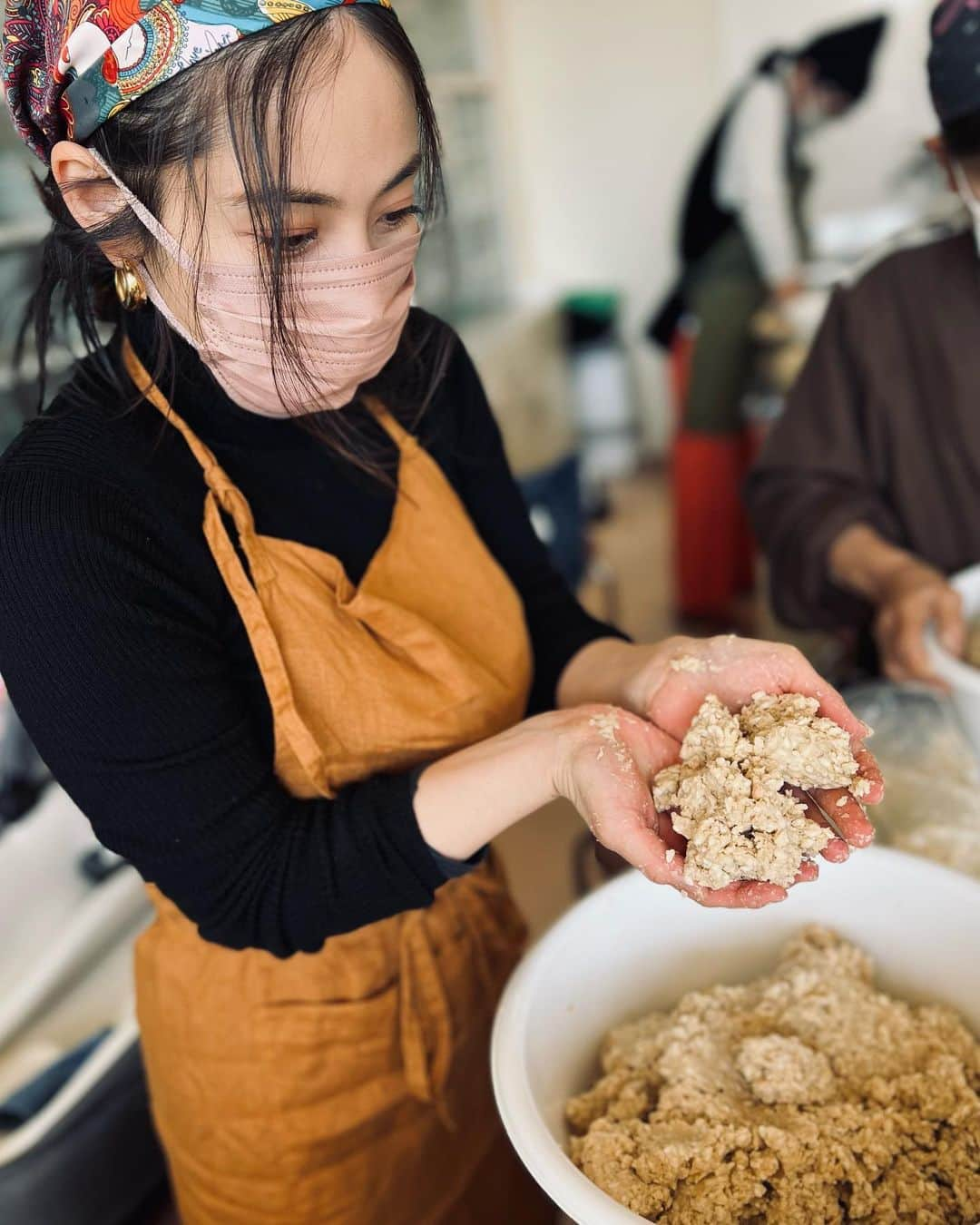 紗綾さんのインスタグラム写真 - (紗綾Instagram)「味噌作りのワークショップに参加して来ました👩🏻‍🍳  有機大豆、有機米麹、塩をまぜまぜ♪ 何かを作れるこういうイベント、昔から大好きなんです😋💕  麹を手でほぐして  塩を混ぜ合わせ  煮た大豆を潰して  合わせて、また混ぜ混ぜ  まんべんなく混ざったら  空気を抜きながらボールの形に  最後に空気が入らないように、容器に詰めて完成〜✨  母乳育児中のわたし。 食べたものが、Kikoに影響するから 身体に入れるものはすごく気をつけています☺️✨ 安心安全食材で作ったお味噌。 これから熟成させて、食べる日が楽しみだなぁ🧡🧡🧡  #味噌作り #味噌作りワークショップ #手作り味噌 #オーガニック #有機栽培  #無農薬 #広島 #廿日市 #母乳育児 #ママ #子育て #育児 #新米ママ #かきのき村 @kakinokimuraantena」1月29日 15時44分 - saaya_official_