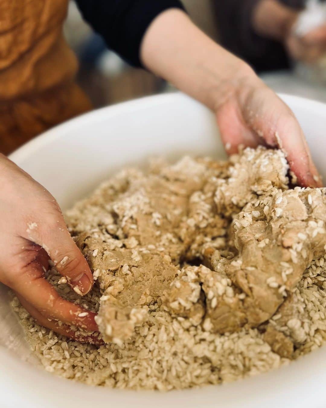 紗綾さんのインスタグラム写真 - (紗綾Instagram)「味噌作りのワークショップに参加して来ました👩🏻‍🍳  有機大豆、有機米麹、塩をまぜまぜ♪ 何かを作れるこういうイベント、昔から大好きなんです😋💕  麹を手でほぐして  塩を混ぜ合わせ  煮た大豆を潰して  合わせて、また混ぜ混ぜ  まんべんなく混ざったら  空気を抜きながらボールの形に  最後に空気が入らないように、容器に詰めて完成〜✨  母乳育児中のわたし。 食べたものが、Kikoに影響するから 身体に入れるものはすごく気をつけています☺️✨ 安心安全食材で作ったお味噌。 これから熟成させて、食べる日が楽しみだなぁ🧡🧡🧡  #味噌作り #味噌作りワークショップ #手作り味噌 #オーガニック #有機栽培  #無農薬 #広島 #廿日市 #母乳育児 #ママ #子育て #育児 #新米ママ #かきのき村 @kakinokimuraantena」1月29日 15時44分 - saaya_official_