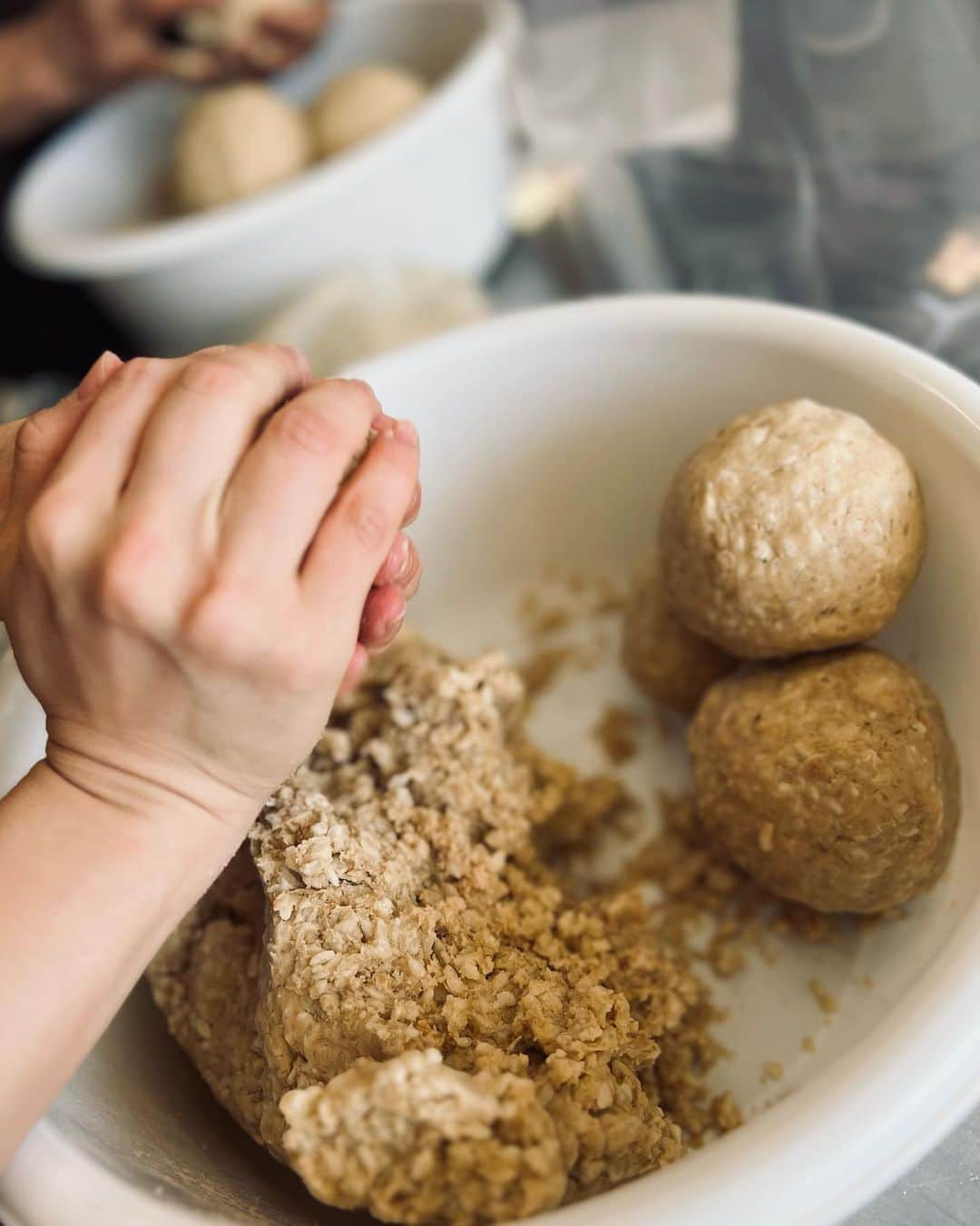 紗綾さんのインスタグラム写真 - (紗綾Instagram)「味噌作りのワークショップに参加して来ました👩🏻‍🍳  有機大豆、有機米麹、塩をまぜまぜ♪ 何かを作れるこういうイベント、昔から大好きなんです😋💕  麹を手でほぐして  塩を混ぜ合わせ  煮た大豆を潰して  合わせて、また混ぜ混ぜ  まんべんなく混ざったら  空気を抜きながらボールの形に  最後に空気が入らないように、容器に詰めて完成〜✨  母乳育児中のわたし。 食べたものが、Kikoに影響するから 身体に入れるものはすごく気をつけています☺️✨ 安心安全食材で作ったお味噌。 これから熟成させて、食べる日が楽しみだなぁ🧡🧡🧡  #味噌作り #味噌作りワークショップ #手作り味噌 #オーガニック #有機栽培  #無農薬 #広島 #廿日市 #母乳育児 #ママ #子育て #育児 #新米ママ #かきのき村 @kakinokimuraantena」1月29日 15時44分 - saaya_official_