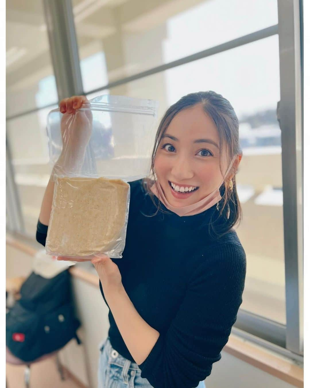 紗綾さんのインスタグラム写真 - (紗綾Instagram)「味噌作りのワークショップに参加して来ました👩🏻‍🍳  有機大豆、有機米麹、塩をまぜまぜ♪ 何かを作れるこういうイベント、昔から大好きなんです😋💕  麹を手でほぐして  塩を混ぜ合わせ  煮た大豆を潰して  合わせて、また混ぜ混ぜ  まんべんなく混ざったら  空気を抜きながらボールの形に  最後に空気が入らないように、容器に詰めて完成〜✨  母乳育児中のわたし。 食べたものが、Kikoに影響するから 身体に入れるものはすごく気をつけています☺️✨ 安心安全食材で作ったお味噌。 これから熟成させて、食べる日が楽しみだなぁ🧡🧡🧡  #味噌作り #味噌作りワークショップ #手作り味噌 #オーガニック #有機栽培  #無農薬 #広島 #廿日市 #母乳育児 #ママ #子育て #育児 #新米ママ #かきのき村 @kakinokimuraantena」1月29日 15時44分 - saaya_official_