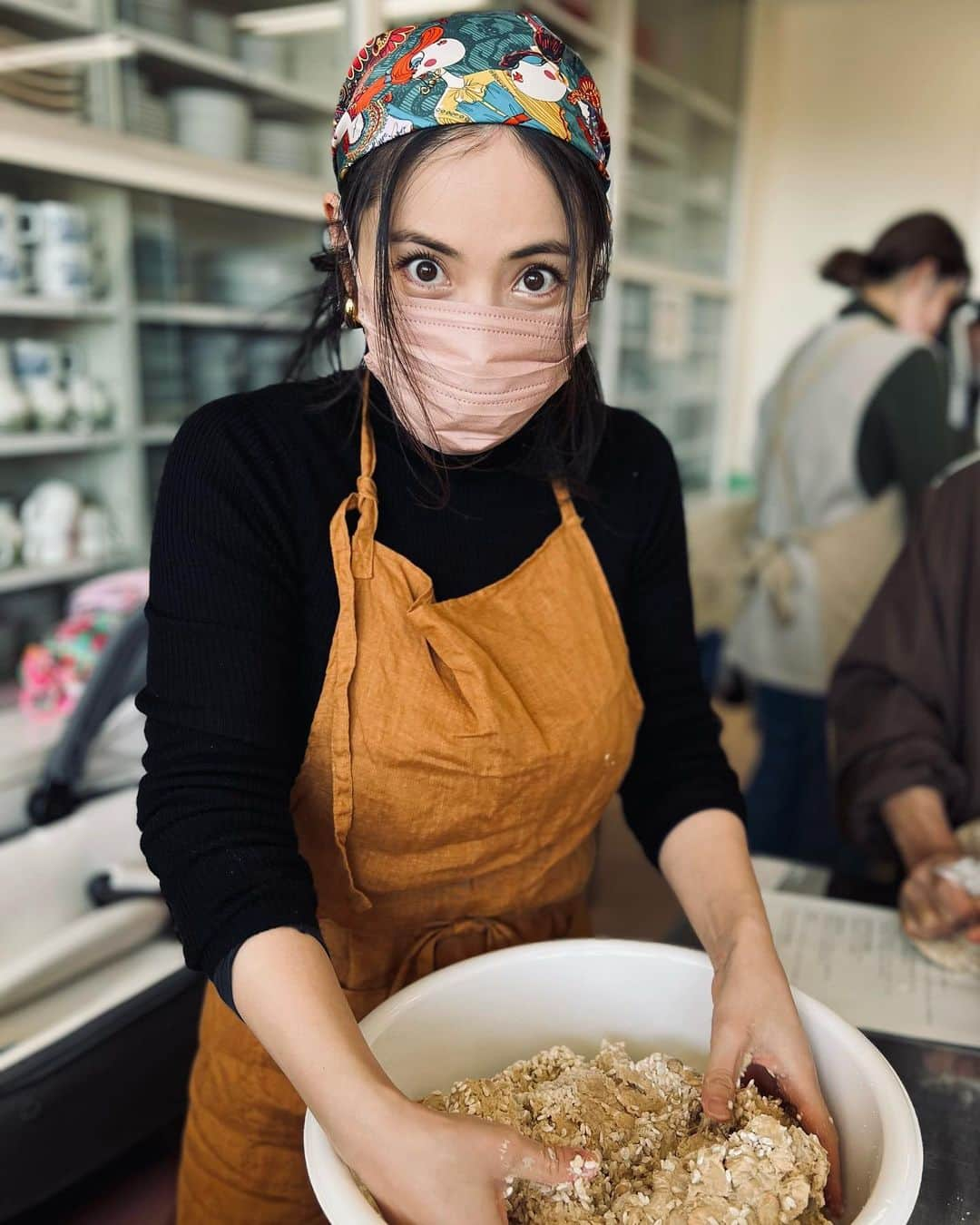 紗綾さんのインスタグラム写真 - (紗綾Instagram)「味噌作りのワークショップに参加して来ました👩🏻‍🍳  有機大豆、有機米麹、塩をまぜまぜ♪ 何かを作れるこういうイベント、昔から大好きなんです😋💕  麹を手でほぐして  塩を混ぜ合わせ  煮た大豆を潰して  合わせて、また混ぜ混ぜ  まんべんなく混ざったら  空気を抜きながらボールの形に  最後に空気が入らないように、容器に詰めて完成〜✨  母乳育児中のわたし。 食べたものが、Kikoに影響するから 身体に入れるものはすごく気をつけています☺️✨ 安心安全食材で作ったお味噌。 これから熟成させて、食べる日が楽しみだなぁ🧡🧡🧡  #味噌作り #味噌作りワークショップ #手作り味噌 #オーガニック #有機栽培  #無農薬 #広島 #廿日市 #母乳育児 #ママ #子育て #育児 #新米ママ #かきのき村 @kakinokimuraantena」1月29日 15時44分 - saaya_official_