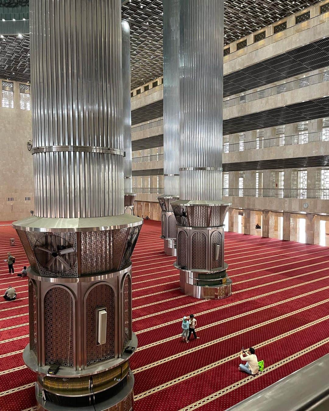 坂本奈津美さんのインスタグラム写真 - (坂本奈津美Instagram)「🕌イスティクラルモスク  ジャカルタ中心部にある東南アジア最大のモスク。  礼拝に訪れるムスリムだけでなく、観光客も中に入って見学することができます。  建物の外観は白を基調としたシンプルなデザインですが、中は異世界✨ 柔らかく外光が入る造りになっていて、開放的ながら荘厳な雰囲気が漂っていました。  この日はモスク主催の見学ツアーに参加。 受付のあとにジルバブをかしていただいて、初めて着用してみました🧕🏻 着てみたかったので嬉しい💓  ✏️大きな方のドームの直径は45m。この数字は1945年のインドネシア独立を意味している。  ✏️建物が5階建なのは、イスラムの5原則と、インドネシアのパンチャシラ(建国5原則)に由来している。  などなど、建物に込められた意味や歴史、モスクで行われている活動について、ガイドの方が詳しく説明してくださるので、興味深く見てまわることができました。  ツアーの最後にモスクへの寄付をするので、現金を崩しておくことと、靴下を持って行くのがおすすめです😊  #masjidistiqlal #mesjidistiqlal  #masjidistiqlaljakarta #istiqlal #masjid #assalamualaikum #イスティクラルモスク #ジャカルタ #ジャカルタ観光 #インドネシア #🧕🏻 #🇮🇩 #🕌」1月29日 15時39分 - sakamoto_natsumi