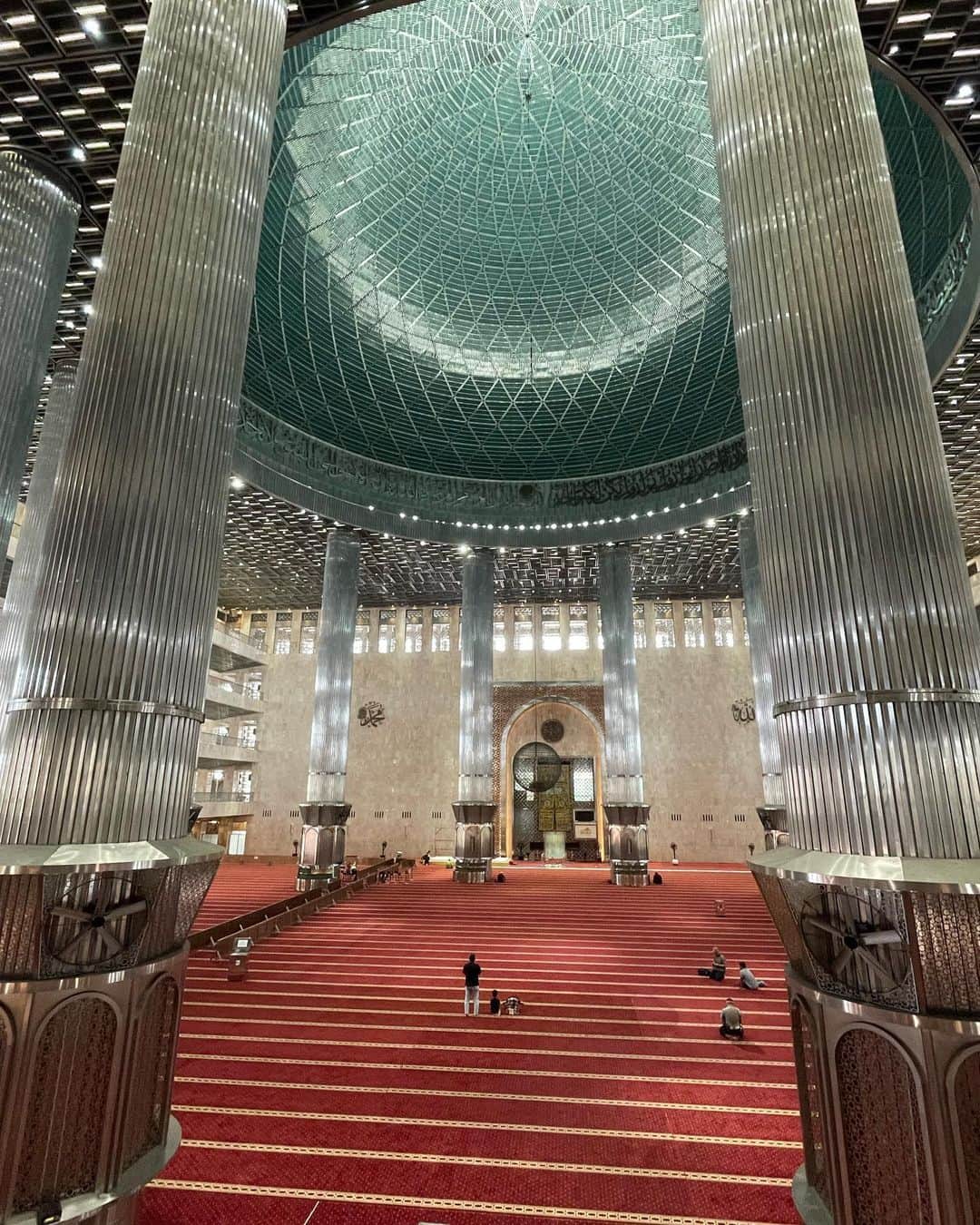 坂本奈津美さんのインスタグラム写真 - (坂本奈津美Instagram)「🕌イスティクラルモスク  ジャカルタ中心部にある東南アジア最大のモスク。  礼拝に訪れるムスリムだけでなく、観光客も中に入って見学することができます。  建物の外観は白を基調としたシンプルなデザインですが、中は異世界✨ 柔らかく外光が入る造りになっていて、開放的ながら荘厳な雰囲気が漂っていました。  この日はモスク主催の見学ツアーに参加。 受付のあとにジルバブをかしていただいて、初めて着用してみました🧕🏻 着てみたかったので嬉しい💓  ✏️大きな方のドームの直径は45m。この数字は1945年のインドネシア独立を意味している。  ✏️建物が5階建なのは、イスラムの5原則と、インドネシアのパンチャシラ(建国5原則)に由来している。  などなど、建物に込められた意味や歴史、モスクで行われている活動について、ガイドの方が詳しく説明してくださるので、興味深く見てまわることができました。  ツアーの最後にモスクへの寄付をするので、現金を崩しておくことと、靴下を持って行くのがおすすめです😊  #masjidistiqlal #mesjidistiqlal  #masjidistiqlaljakarta #istiqlal #masjid #assalamualaikum #イスティクラルモスク #ジャカルタ #ジャカルタ観光 #インドネシア #🧕🏻 #🇮🇩 #🕌」1月29日 15時39分 - sakamoto_natsumi