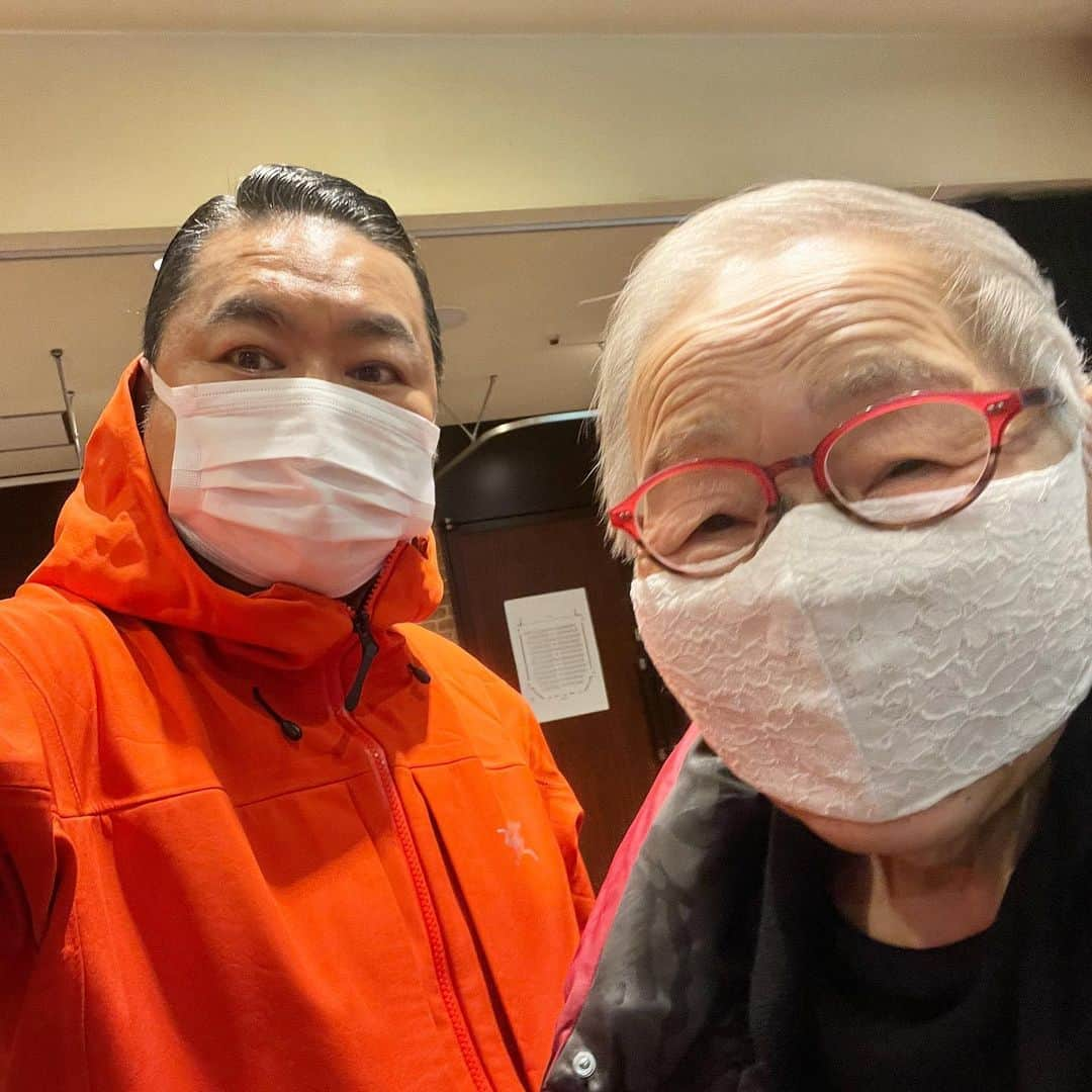 大地洋輔さんのインスタグラム写真 - (大地洋輔Instagram)「舞台『PICK⭐︎3』 に、お母さん来てくれた  kiyo in da house！！！  #髪型ほぼ同じ #色違いなだけ #お元気そうで何より #kiyoindahouse #PICK3」1月29日 15時39分 - dienoji_ohchi