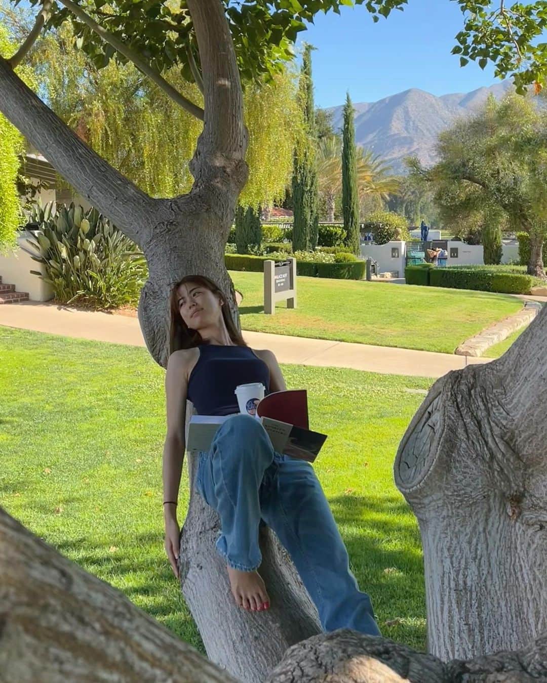 宮城夏鈴のインスタグラム：「...📖🖋  一カ月ぶりに沖縄に帰ってきて だいぶつきものも落ち🙆‍♀️😂 ラストスパート、次の脚本の仕上げに。  右行ったり、左行ったり ハアハア🐶したり。  でもラストは しっかり上向いて繋がって。  撮影は二月末。 ちょー、楽しみ！  だいぶボサボサな今なので 写真は沖縄じゃなく去年LAに居た時ですが。  また、作品を通して繋がれる日を心待ちにしてます。  友達や家族、関わってくれる皆さんに感謝🍼」