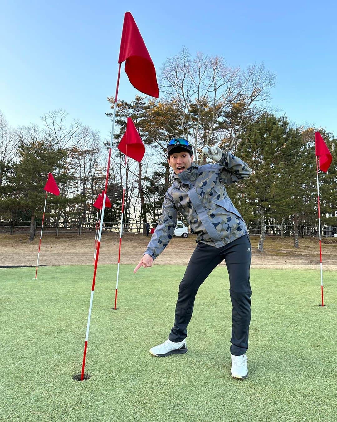 としみつのインスタグラム：「なんか久しぶりにチャレンジ企画に成功でした気がします！笑  ゴルフしたいですね🏌️‍♂️ 実はオンエアゴルフコンペの幹事ですがなんかずっと止まってるので春に向けて計画しなければと焦っている。エンターさん！そろそろ動きますか！！笑  #東海オンエア #ゴルフ #ホールインワン」