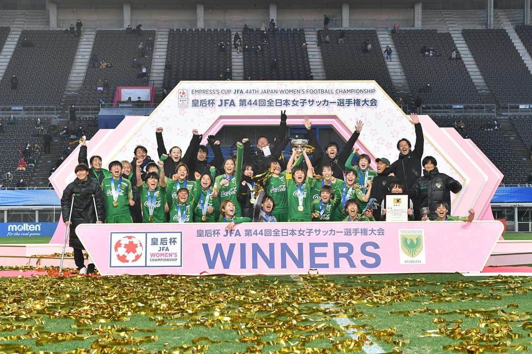 小林里歌子のインスタグラム：「. CHAMPIONS!🏆💚  #皇后杯 #日テレ東京ヴェルディベレーザ」