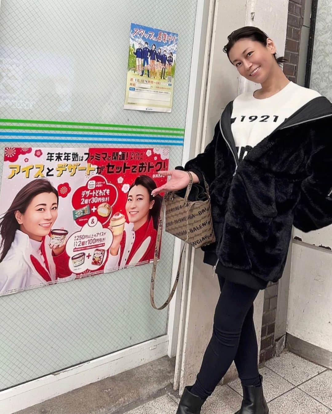 氷川きよしさんのインスタグラム写真 - (氷川きよしInstagram)「嬉しかったなぁー。  あなたとコンビニ ファミリーマート💓🎶  お店入ると嬉しいけど恥ずかしかった〜笑  1月9日に終わりました。 ファミリーマートさんお世話になりました。幸せでした。💓  無くなると寂しいー。  懐かシリーズ💓  by Kiina  #氷川きよし #kiina」1月29日 16時03分 - hikawa_kiyoshi_official