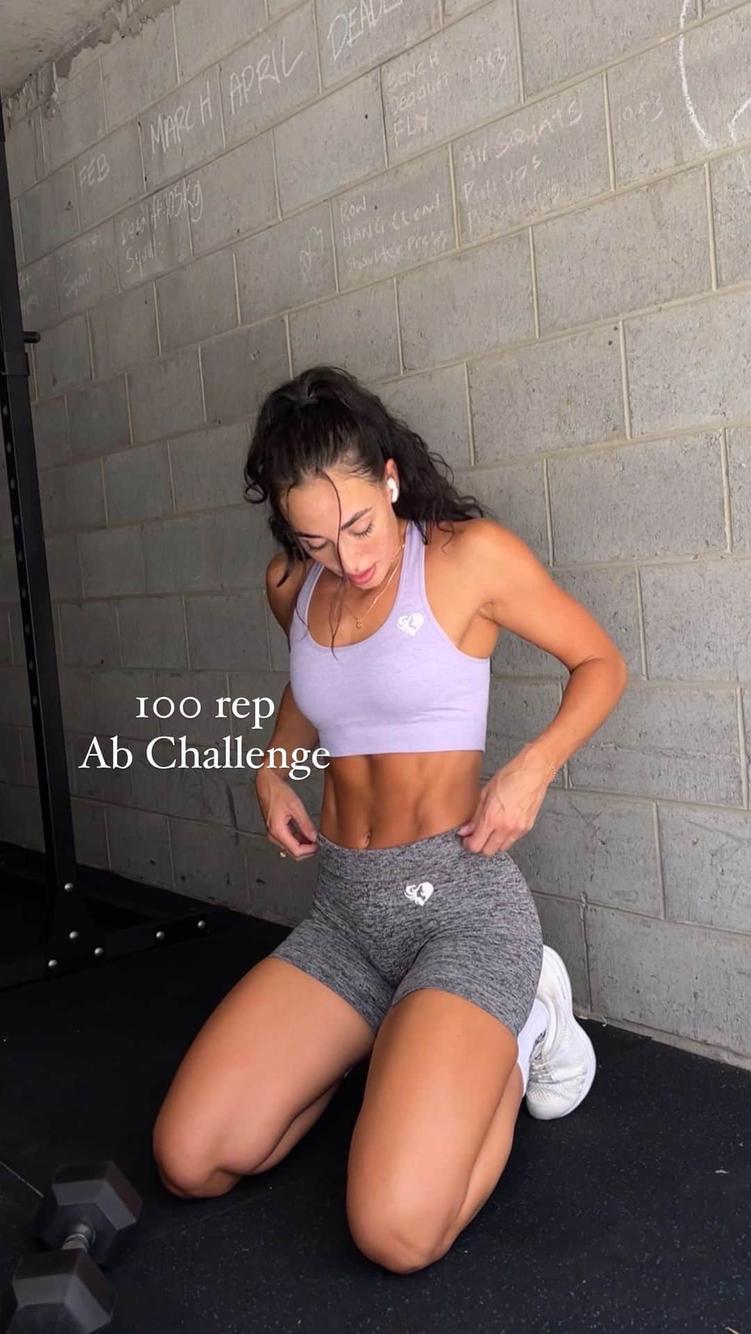 Danielle Robertsonのインスタグラム：「100 REP AB CHALLENGE!   You can do this as a challenge on its own or add it to the end of your workout for some extra core work 🔥 Wearing my face @womensbest Move Collection   Give this a try:  WORKOUT:   2 SETS   10 x Single Leg Tuck w/ Extension 10 x Double Leg Tuck w/ Extension  10 x Lying Leg Raises 20 x Russian Twists」