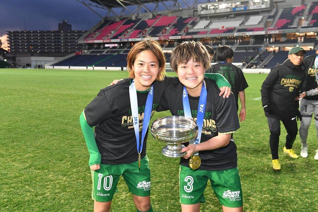 小林里歌子のインスタグラム：「. 最高の瞬間🥇💚🏆 @tokyo_beleza   #日テレ東京ヴェルディベレーザ」