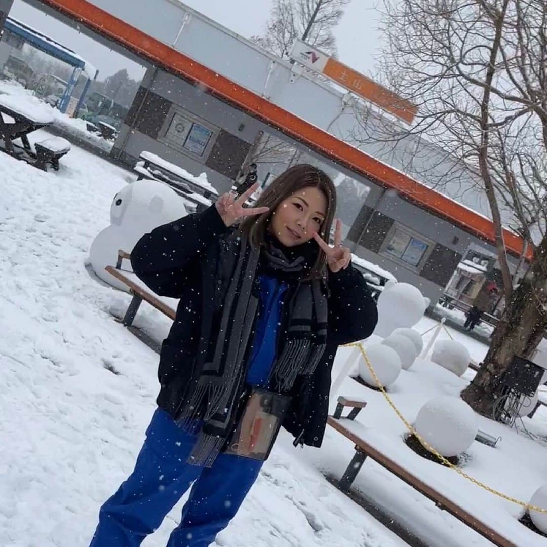 ゆき（メカドル）のインスタグラム：「＊ 三重県雪凄かった😬 青いツナギで撮影してきた！ さて、なんの撮影でしょー？ お楽しみに😎😎」