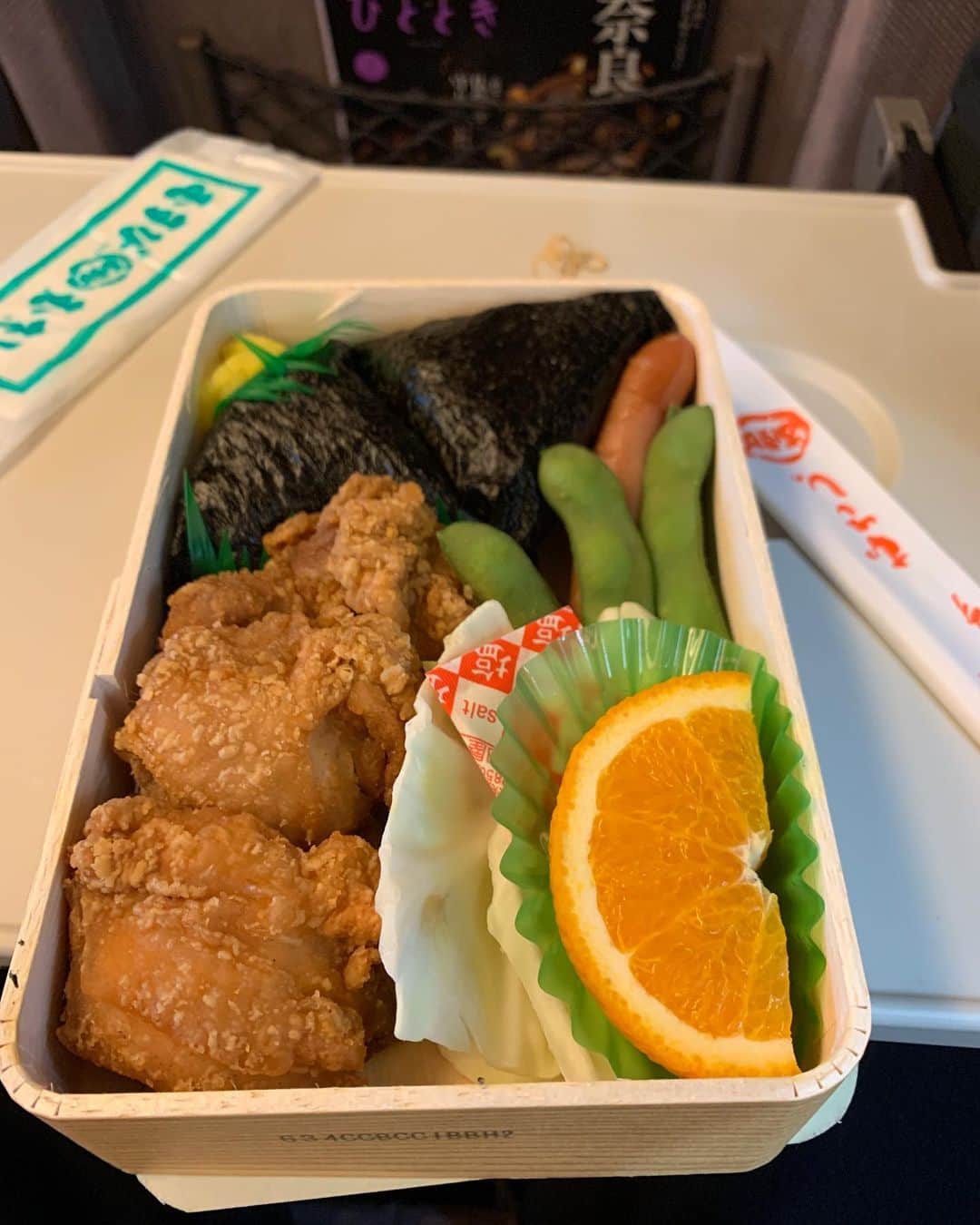 津田篤宏のインスタグラム：「広島でお仕事。どうしても食べたかった。昨日夜から決めていた。仕事先にもしかしてあるかと思ったが無かった。用意されていたお弁当を少しだけ頂いた。頭の中はこいつの事でいっぱいだった。帰りの駅でこいつを見つけた。16時前だ、夜はご飯の約束がある。しかしこいつの前ではそんな約束も忘却の彼方へ。 半分だけ食べると言い聞かせたけど5分後には跡形もなかった。こいつはそんな魔力がある まぁいい、何も後悔はない。 夜は焼肉だ、ハラミの1枚でも食べればいい。 これでいい、、いやこれがいい #むさし」