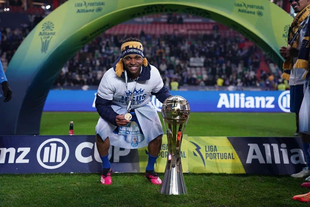 ヴェンデウ・ナシメント・ボルジェスのインスタグラム：「Bom dia campeões  🙏🏾🏆🐉💙」
