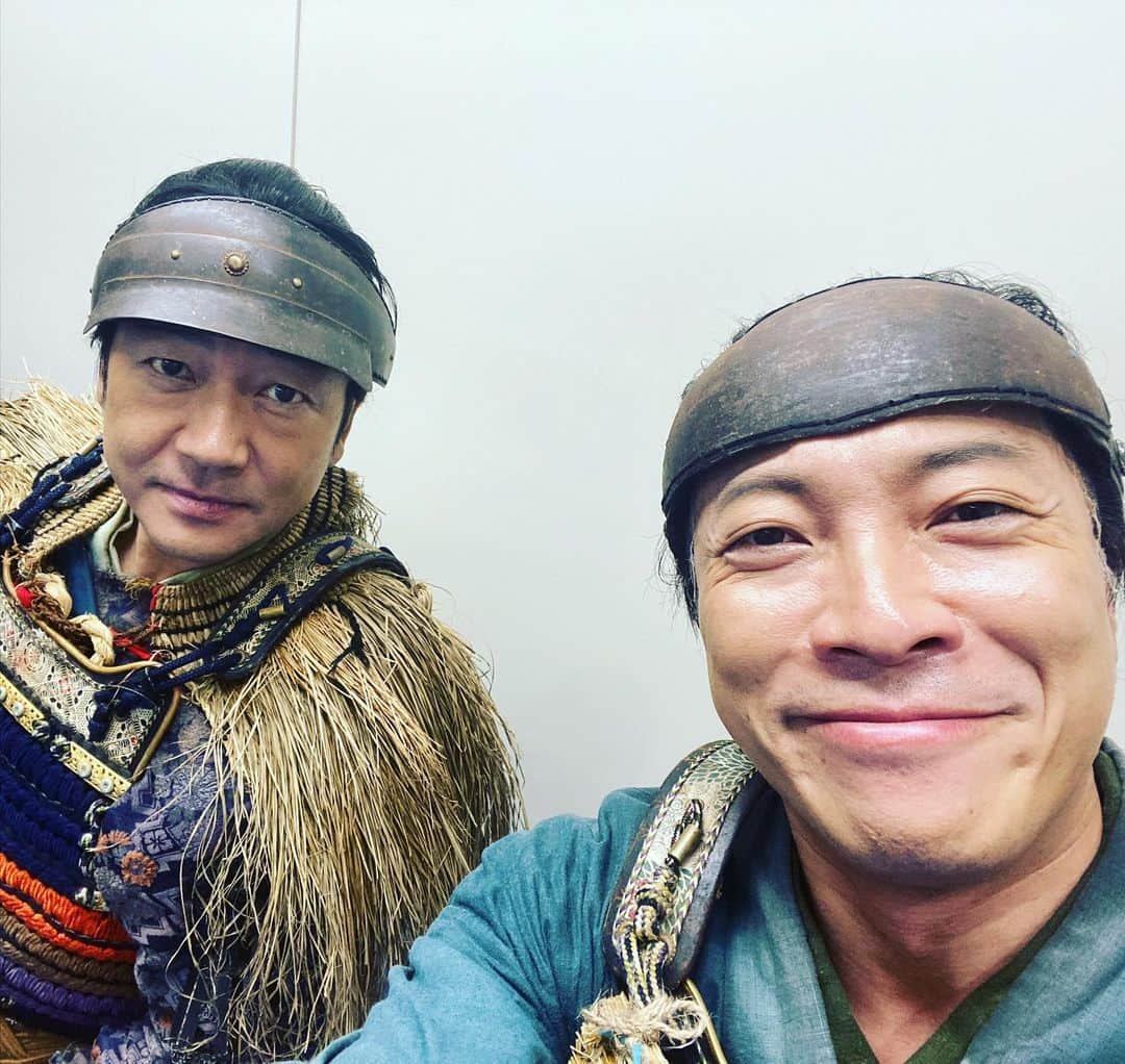 月に吠える。のインスタグラム：「今夜も 「どうする家康」 ご視聴して頂いた方々よ ありがとうございました。  #音尾琢真 #大森南朋  #似た2人 #どうする家康」