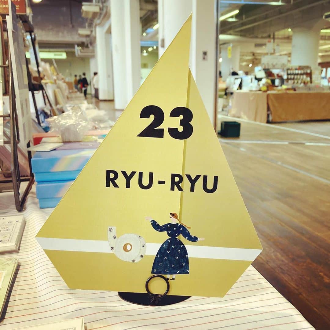 RYU-RYUさんのインスタグラム写真 - (RYU-RYUInstagram)「【紙博最終日無事終了しました】 . こんばんは！ . 土日開催の『紙博in神戸』 最終日が無事終了しました。 . ２日間でお越し下さったお客様、 お寒い中を本当にありがとうございました。 . 昨年の『in東京』から 2回目の参加となったリュリュですが、 チームのみんなが前回よりも 落ち着いて動けるようになったと思います。 その分、来てくださったお客様にも 余裕を持ってお話ができるようにもなりました。 . 笑顔でお話ししながら 楽しそうに商品を選んでくださる みなさまから、 チーム一同、たくさんの元気を頂きました。 . このような素敵なイベントに 参加する機会を下さった手紙社様、 寒い中ご来場頂きました紙もの好きのお客様、 当日スムーズな運営をしていただけたスタッフ様、 多くの関わられた方々に 改めて心より感謝申し上げます。 . あっという間の楽しい２日間でしたが、 また次回、みなさまにお会いできる機会を 頂けるように頑張ります！ . どうぞ今後とも、 リュリュの商品をどうぞよろしくお願い致します☺️ . #手紙社 #手紙舎 #紙博 #神戸イベント #文具 #紙もの #紙もの好き #ステーショナリー #リュリュ #神戸 #手帳デコ #昭和レトロ #文具好き#ryuryu」1月29日 21時59分 - ryuryu_zakka
