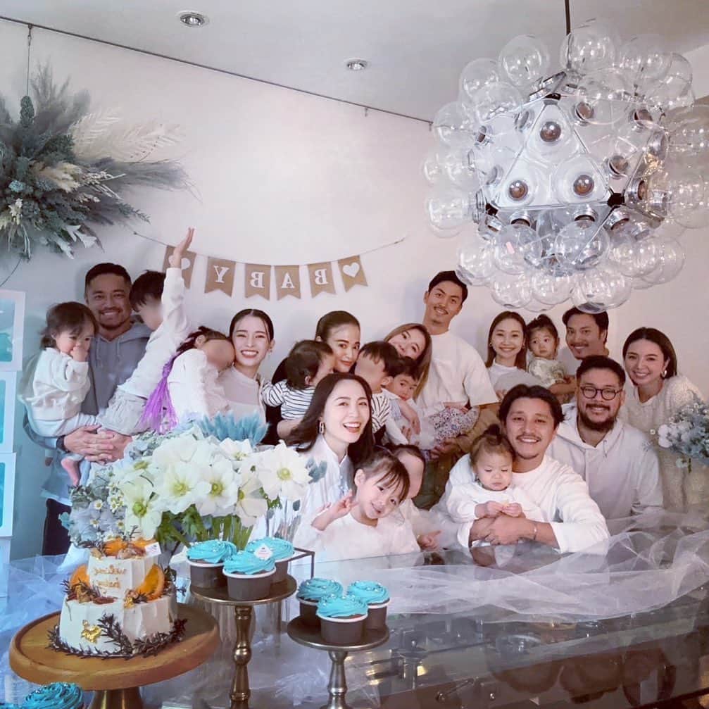 未来弥のインスタグラム：「辰巳家の3人目のBaby shower  経営者としても父親としても尊敬する辰巳くんとあかね。3人は凄すぎです！！ 本当におめでとうございます！  毎回思うがこのメンバーといると凄い刺激を沢山もらえてビジネスも家庭も本当に頑張る糧になってます！色々な考え方や知識みなさんにはいつも勉強させてもらってます！！ 改めて3人目おめでとうございます！  #babyshower #babyboy #extended family #entrepreneur #20人以上入る家 #大家族 #3人子供がいるなんて #起業家 #感謝」
