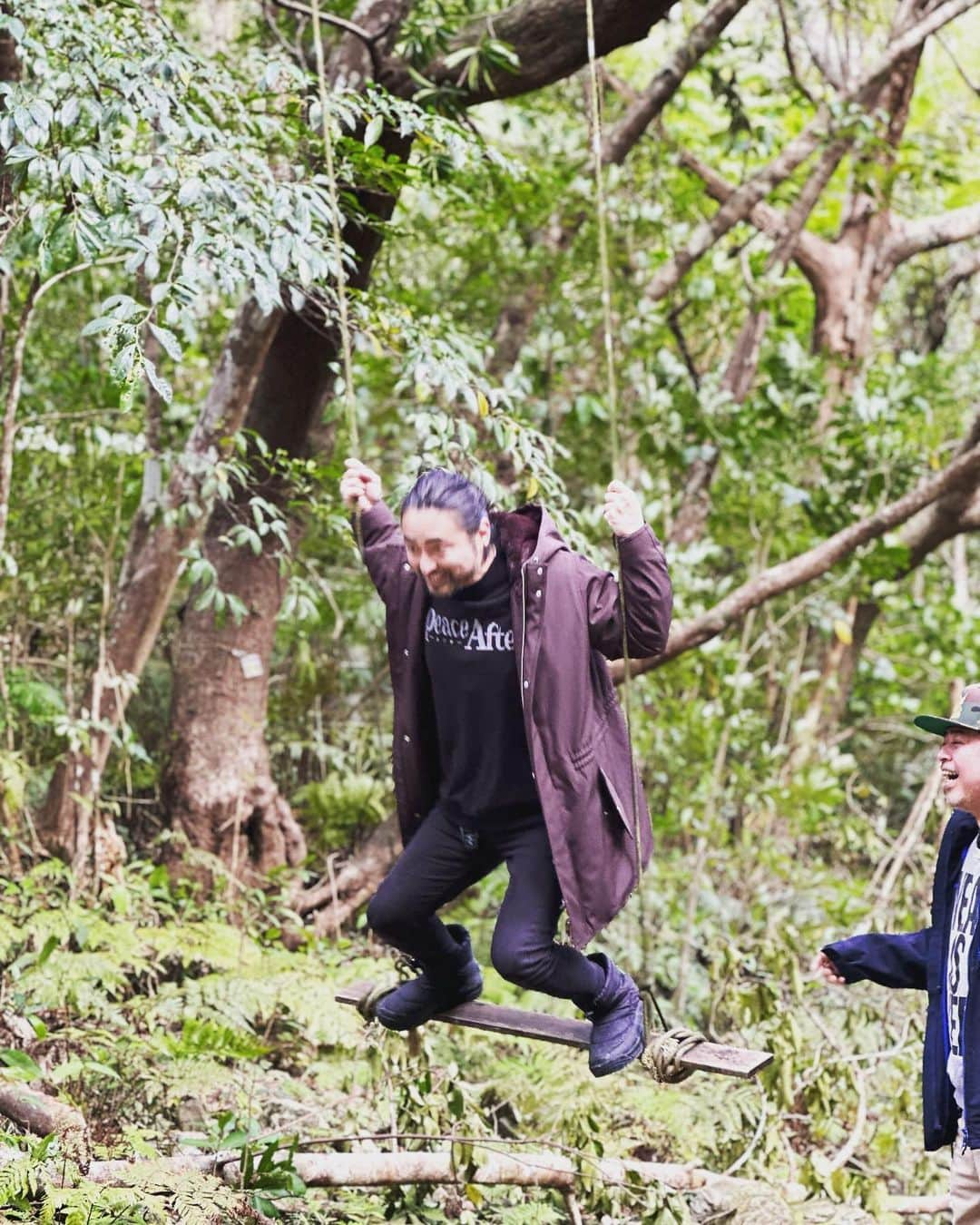 山田孝之さんのインスタグラム写真 - (山田孝之Instagram)「極寒の冬、沖縄県名護市にあるツリーハウスでゆったり地球と一つに。 ニコニコで素敵なスタッフと頭突きのドナ🐐 朝一サウナ🧖🏻‍♂️真下の川にダイブを3回繰り返した元氣なおじさんでも長いブランコはこげませんでした。#ブラン娘 @treeful.treehouse」1月29日 16時45分 - takayukiyamadaphoto