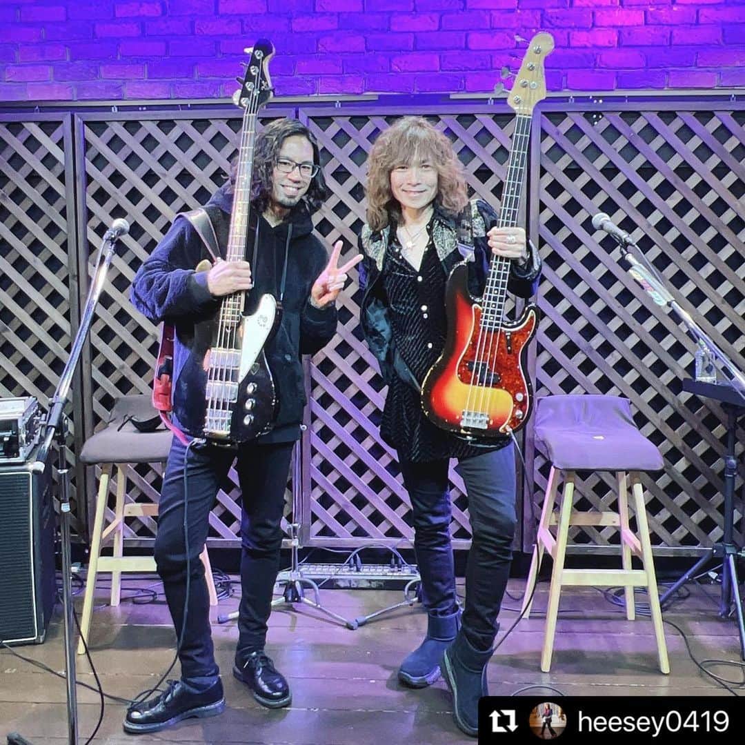 神田雄一朗のインスタグラム：「ますます好きになりました！ 永遠のベースヒーロー✌️ #Repost @heesey0419 with @use.repost ・・・ ハロー、名古屋ーっ‼︎  今夜は名古屋CLOVER Houseのオープン記念トークイベントに出演しちゃいます。神田雄一郎氏（鶴）をお誘いしての対談ライヴですよー。 おかげ様でチケットはソールドアウトですが、配信もあるのでどなた様も御覧くださいまし。 コチラ、リハーサル終了後の神田くんとのツーショット。今夜は敢えて同い年のプレベを持って来ましたぜ。 さあさあ、麗しのダミ声でしゃべくりまくりますかな🎶🎶」
