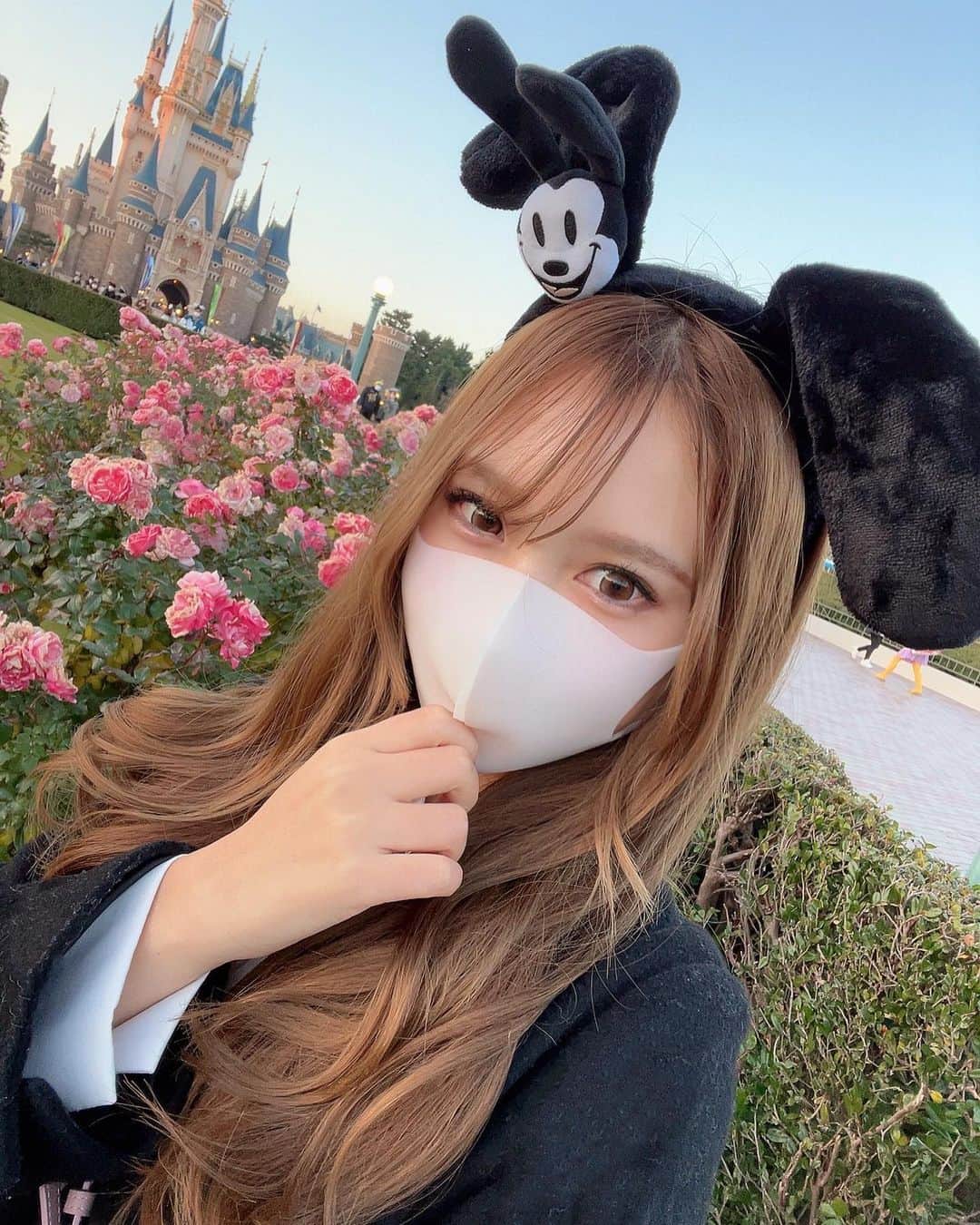 のインスタグラム：「年明けディズニー🐭 めちゃくちゃ空いてたし 安定のともちと楽しかった👼 食べすぎた🥹🤎w  #ディズニー門松 #ディズニーランド #tokyodisneyland  #ディズニーカチューシャ #オズワルド」