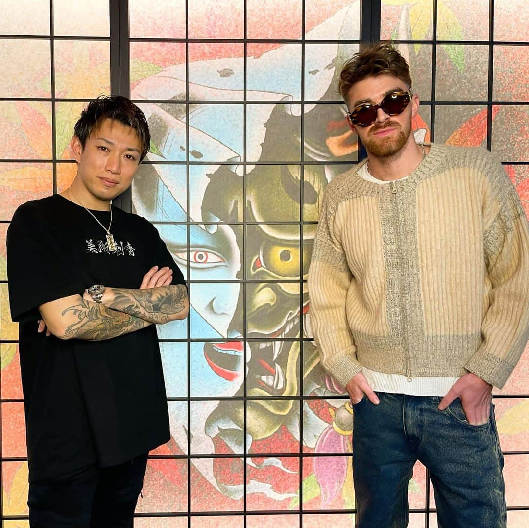 彫師美漸のインスタグラム：「@thechainsmokers @drewtaggart ライブ前に🤝🔥 ・ @bizenart_tattoostudio ・ ・ thank you @olav @goto_ktr 通訳 @junna_1013🙏 #チェインスモーカーズ #TheChainsmokers #刺青 #彫師 #美漸 #彫師美漸 #美漸般若 #表参道 #タトゥー #東京タトゥー #Bizenarttattoostudio #tokyo #tattoo #art #fashion #bizenart #bizen #문신　#Bizentattoo  #tattooer #tattooist #tattooartist #tattooart #tattoostudio #japanesetattoo」