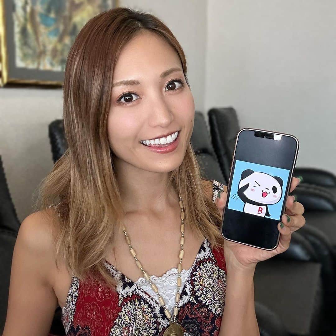 のインスタグラム：「私も楽天モバイルに変えてみたよ〜📱  一番の目的は日本に居ない月の携帯料金を下げたくて🇯🇵 使わない月は月980円（税込1,078円）で済むし、日本でたくさん使っても最大月2,980円（税込3,278円）だからめっちゃ安い❤ ※公平なサービス提供のため通信速度制限する場合あり。エリア外最大1Mbps。通話料等別 無制限は楽天回線エリアのみ  しかも海外（指定67の国と地域）でも2GBまで無料で使えるの超アツい‼️ 少しの滞在ならSIM買わなくていいし、着陸してすぐ使えるの便利すぎ🥰 毎回海外行くと入国するまでスマホ使えなくてちょっと不安だったし、SIM買うのに並んで時間取られるの嫌だったから嬉しい🥹  ぶっちゃけ、日本の月の携帯代って他の国よりも何倍も高いな〜ってずっと思ってた🤔 (物価の高いシンガポールでも私は月2,000〜3,000円) 海外メインの人にもオススメ✈️ もちろん安いしどこでも問題なく電波繋がるし、日本メインの人にも超良い😙 手続きもネットでちゃちゃっと出来て、設定も簡単にすぐ出来た😳 もっと早く楽天にしとけば良かった〜〜〜🤯  #楽天モバイル#PR」