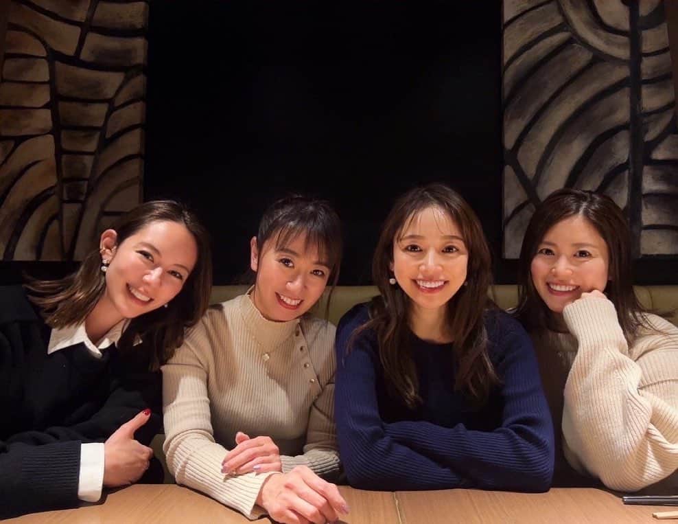 鮎河ナオミのインスタグラム：「久しぶりに @jin_din_rou へ✨  2月限定のチョコレート小籠包を一足先に頂きました❣️ 甘い物があまり得意じゃない私ですが、白玉が練り込まれた皮がモチモチで、チョコレートは甘すぎず、とっても美味しかったー😍🍫 普通の小籠包はもちろん、黒炒飯が美味しすぎてペロリでした🫶  #ジンディンロウ #チョコレート小籠包」