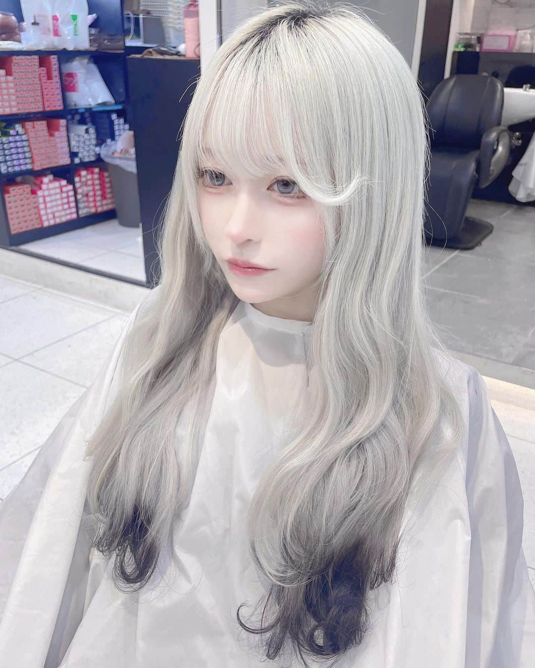 のインスタグラム：「初あんじゅさん❕❕ エクステ染めてくれたり3色くらい混ぜたりして今の髪色に合わせてつけてくれた、、神かも🥺🥺 毛先も色々相談乗ってくれておきにいり🫶 地毛ボブくらいの長さで90本つけてくれてる！！」