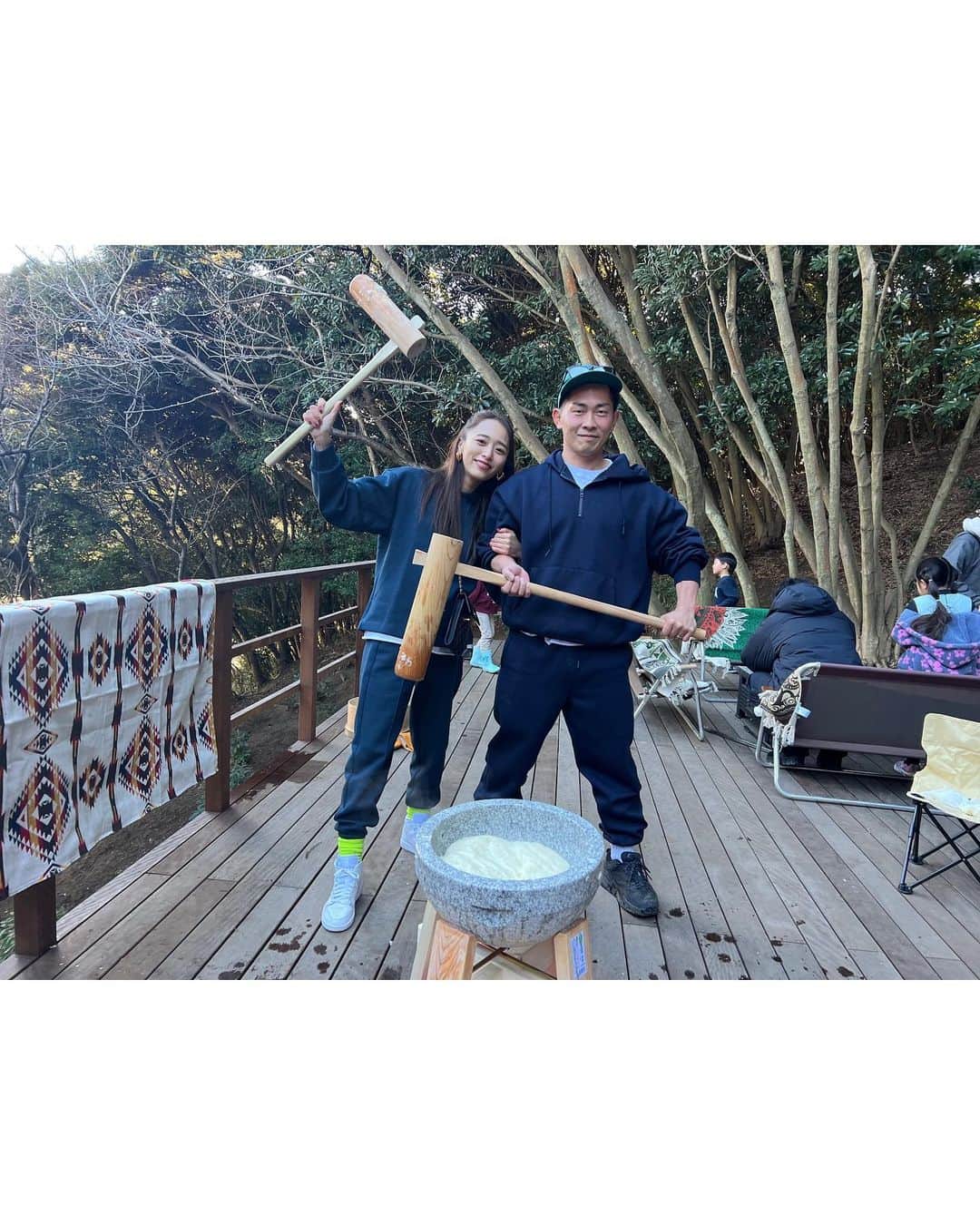 近藤千尋のインスタグラム：「友達たちと餅つき大会💓  太田家も参加させてもらいました🫶🏻 なんかペアルックみたいになってる(恥)  子供の頃はよくお餅つきしてたけど 久々の、大人になってからのお餅つきは 面白くて美味しくて最高の時間でした🥺💕  なにより、つきたてのお餅は 子供達もバクバク食べてました😚✨  粉まみれにながらみんなで頑張ったね💕 山に着て行ったスエットは ユニクロさん🙋🏻‍♀️✨ 靴下はファミマ❤️笑  幼稚園メンバーや他の仲良しさんにも 会えて楽しかった🍓🍓🍓  愉快な友達達に感謝です😚！！！」