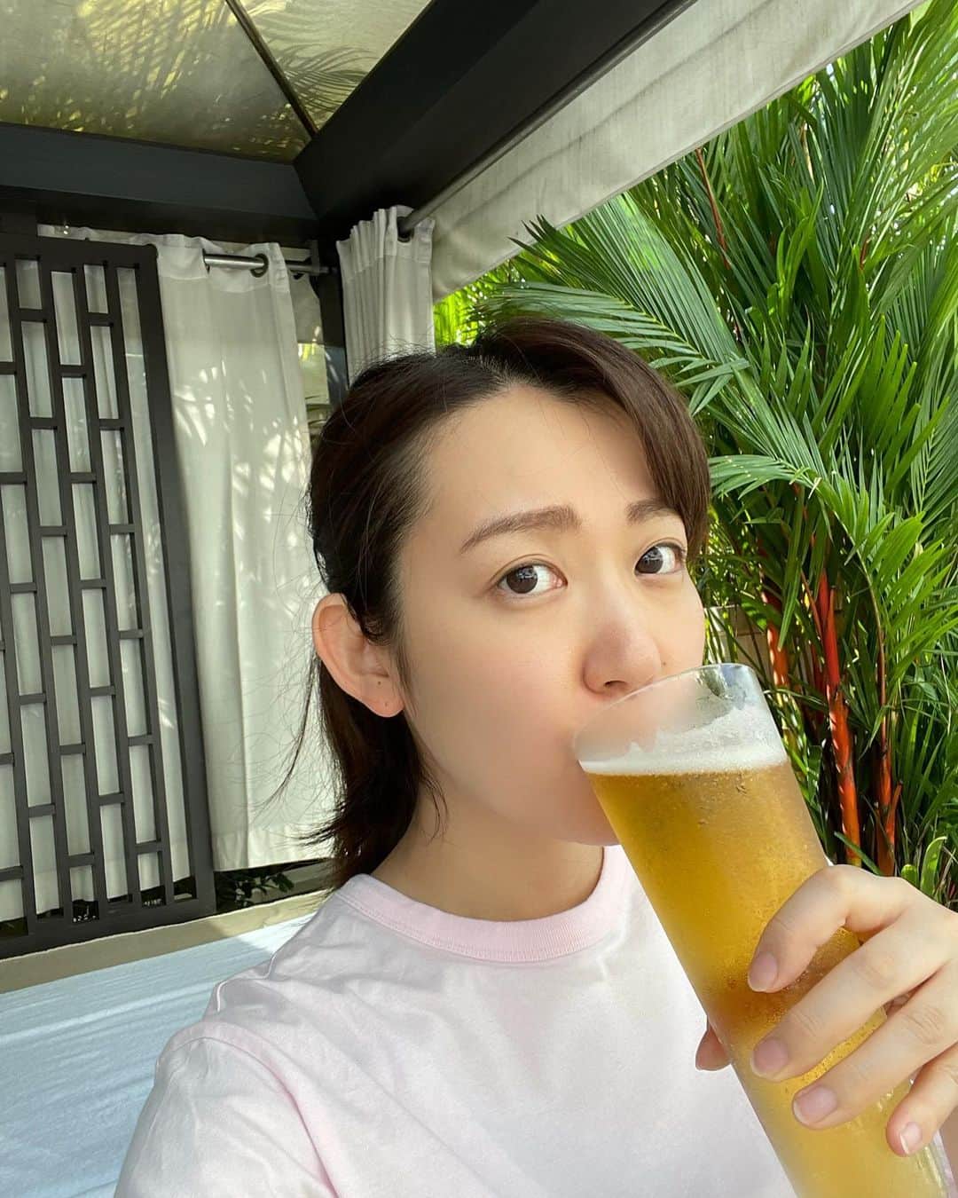 須黒清華のインスタグラム：「あまりに毎日寒いので💦 シンガポールの思い出写真を🇸🇬 プールサイドで飲むビール🍺最高だったなぁ…  シンガポールはスコールが多いこともあり、室内で遊べる施設が充実‼︎✨ 砂場を模した木のブロック広場や、おままごとコーナー、広々したボールプールなどなど、小さな子どもが楽しめるスペースがたくさんあるので、親は安心、息子は毎日大満足でした😊  さらにそんな施設には必ずといって言いほど、大人向けマッサージチェアがっ😳✨ そりゃやっちゃいますよね。 爆睡ですよね笑 よく考えられているなぁと感動したのでした。  物価は高かったけど(特にお酒！😂)日本のスーパーやディスカウントストアもあって必要なものはほぼ揃うので、安心・充実のシンガポール旅でした！  #シンガポール #シンガポール旅行 #子連れ旅行 #子連れ海外 #1歳男の子 #babyboy #男の子ママ」