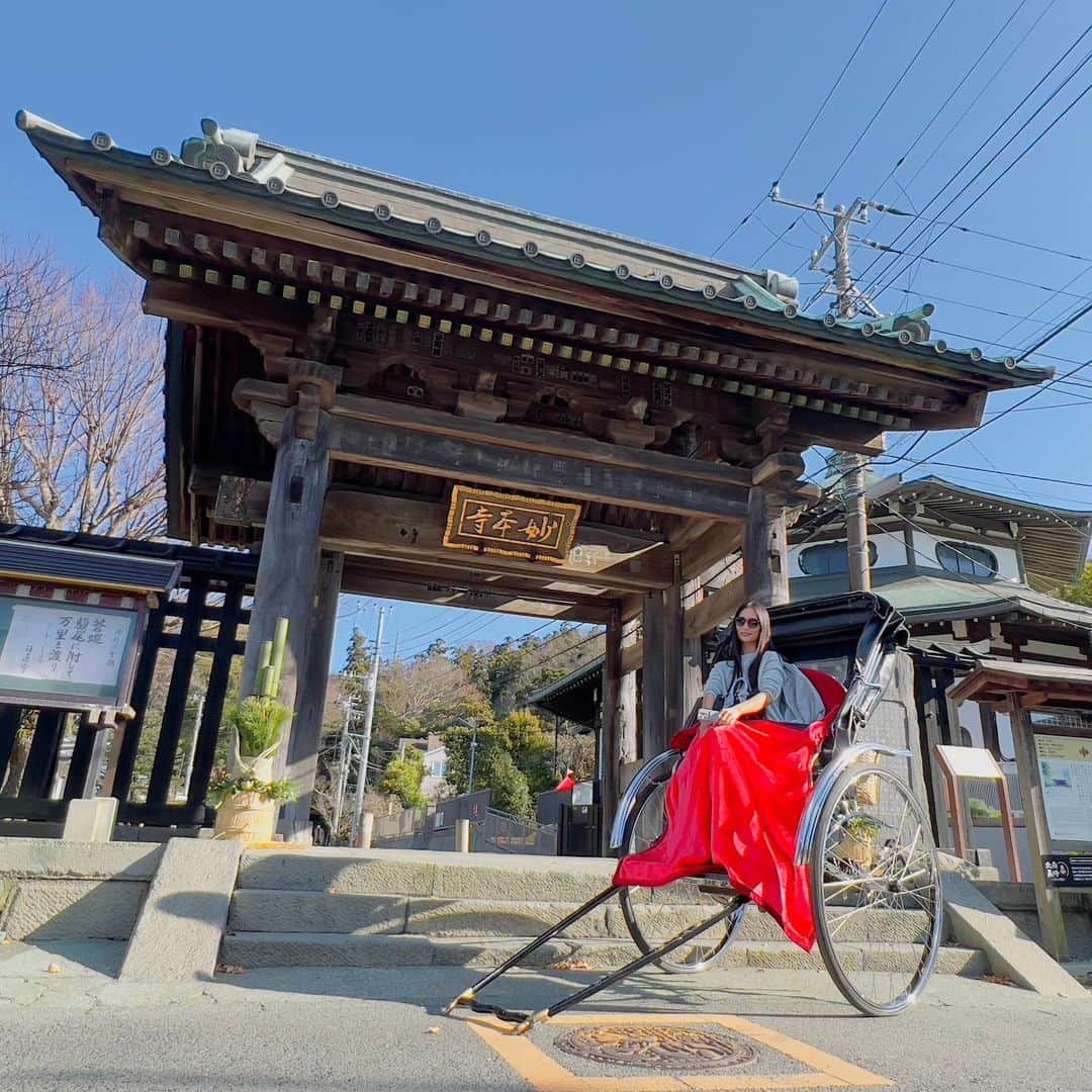 落合リザのインスタグラム：「『タクシーがないなら人力車に乗ればいいのよっ』byﾘｻﾞｰｱﾝﾄﾜﾇｯﾄw  鎌倉からうちの実家までならガチで行けるらしい😂 初めて人力車体験した。  #鎌倉#人力車#kamakura」