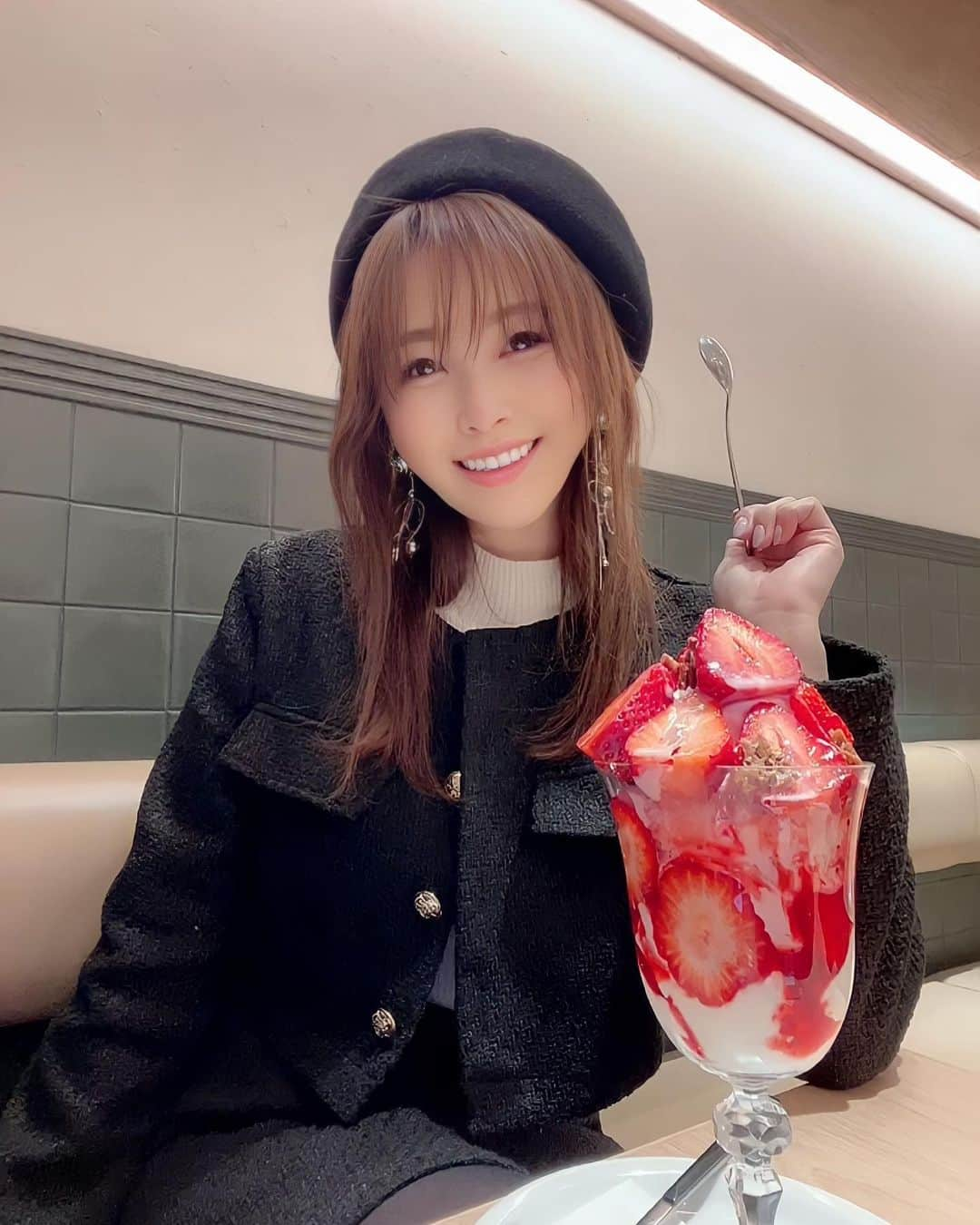 mikaさんのインスタグラム写真 - (mikaInstagram)「♥︎︎∗︎*ﾟ あまおうてんこ盛り🍓🍓🍓  こんなの見つけたら食べない選択肢は ないよね！？w  甘くて美味しい苺大好き❤  旬なモノと土地の名産は食べたい派です🙋‍♀️  #苺 #いちご #🍓 #食べてしまうのは苺のせい #福岡 #あまおう #パフェ #あまおうパフェ #美味し過ぎて震える」1月29日 17時45分 - _mika.___